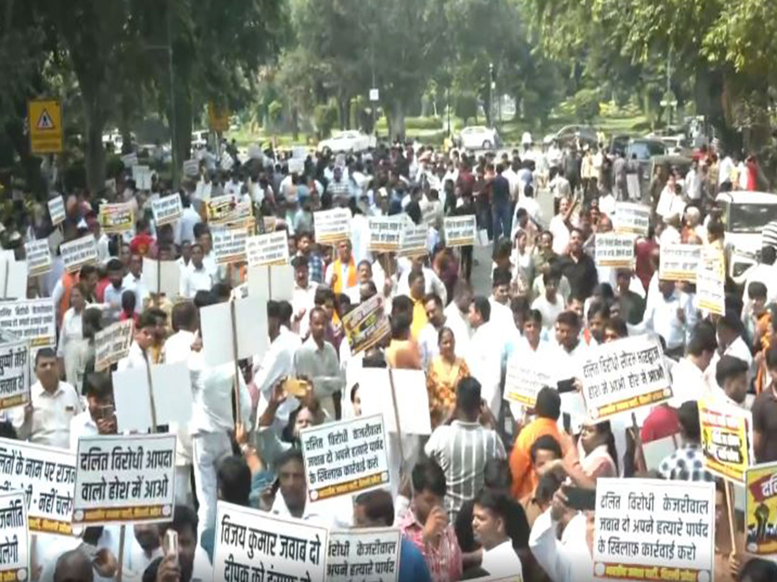 Delhi BJP workers protesting outside AAP headquarters (Photo/ANI)