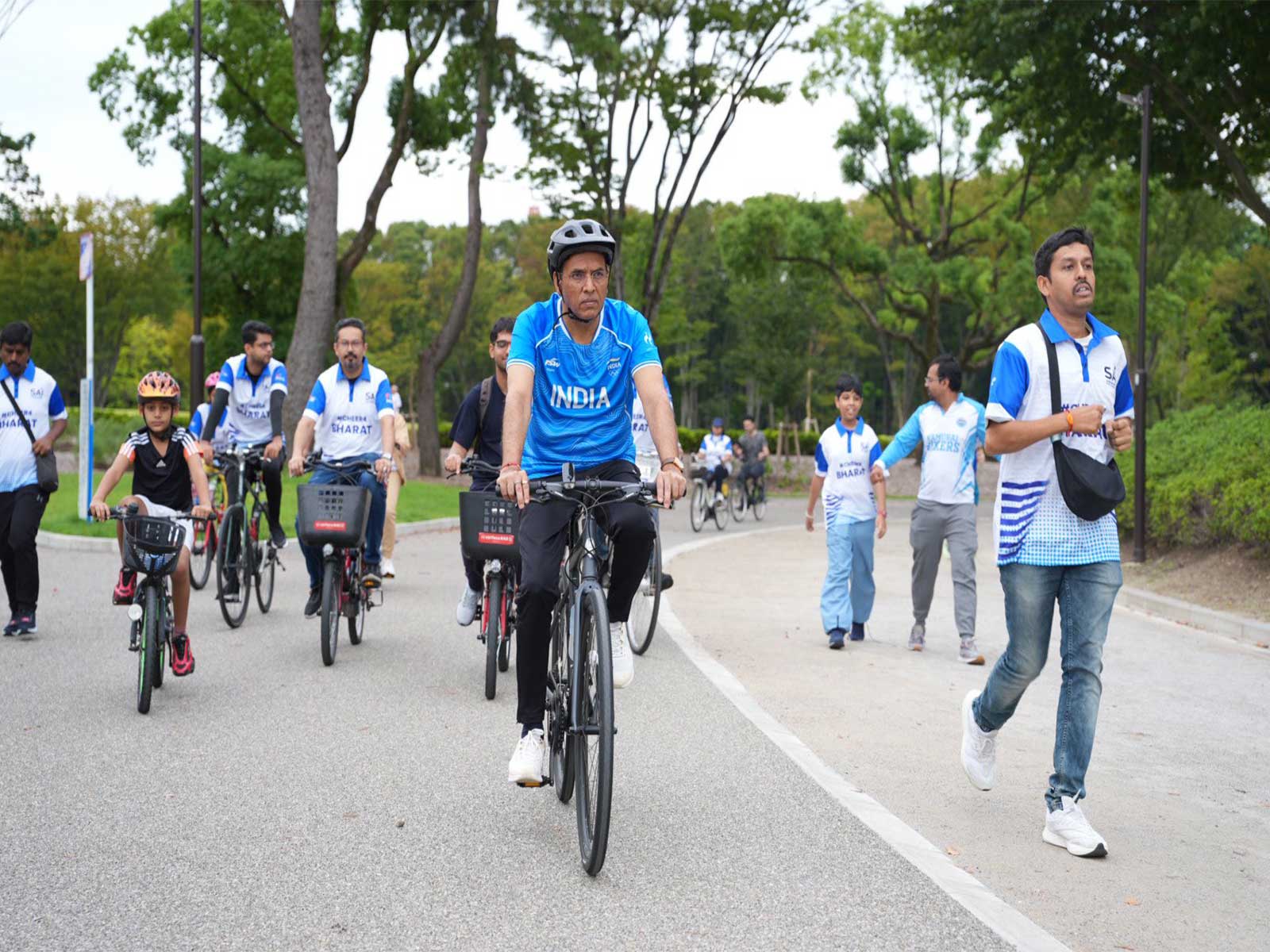 Union Sports Minister Mansukh Mandaviya riding a cycle. (Photo: PIB)