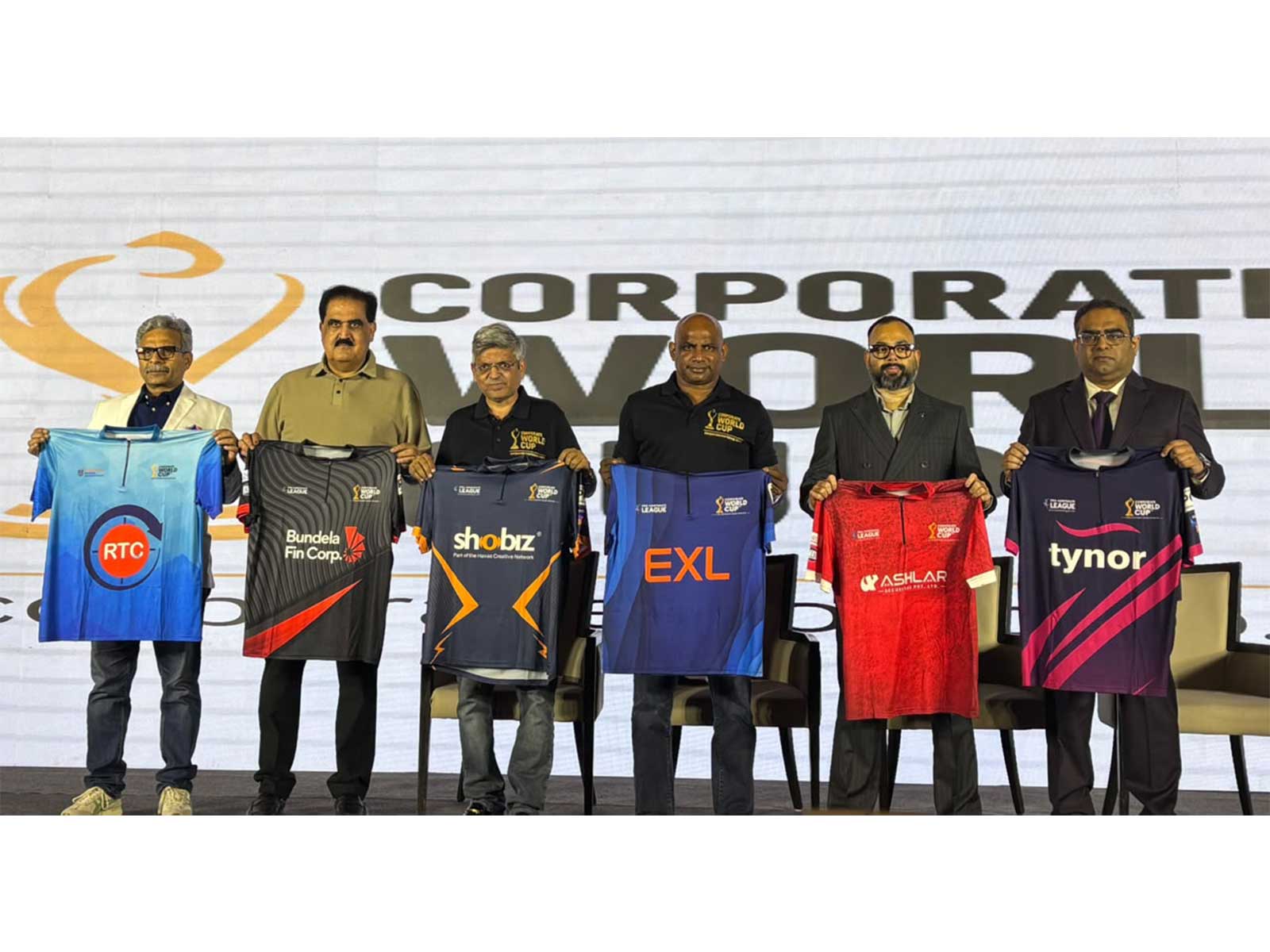 Sanath Jayasuriya with officials of the Corporate World Cup. (Photo: CWC)