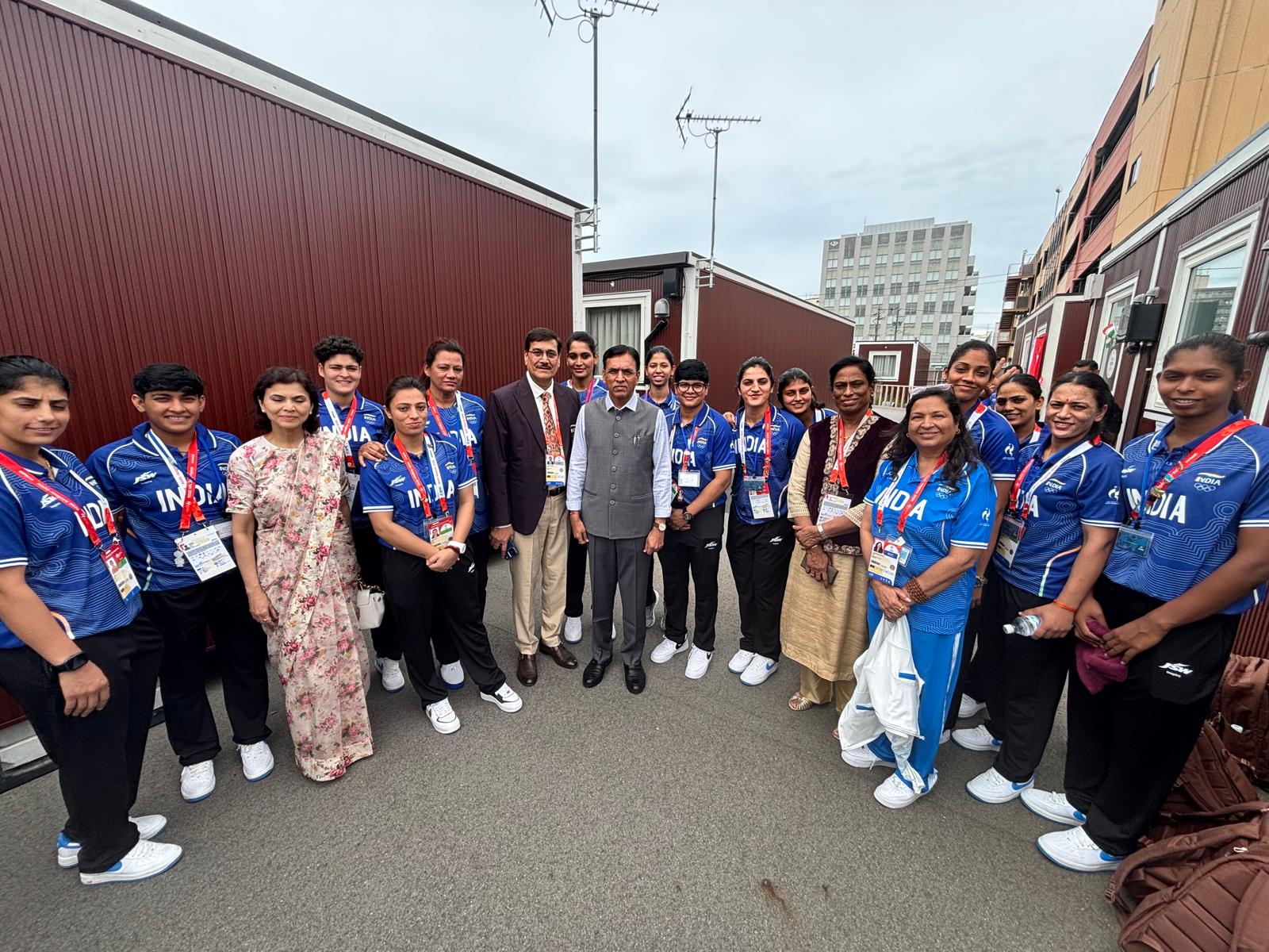 Mansukh Mandaviya with the Indian athletes in Nagoya (Photo: Union Minister for Youth Affairs and Sports)