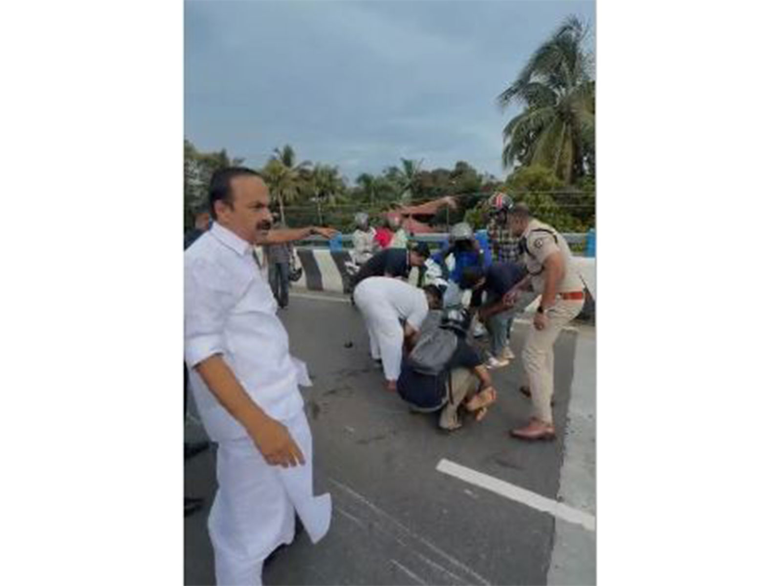 Keralam Chief minsiter VD Satheesan rescued injured man (Photo/ANI)