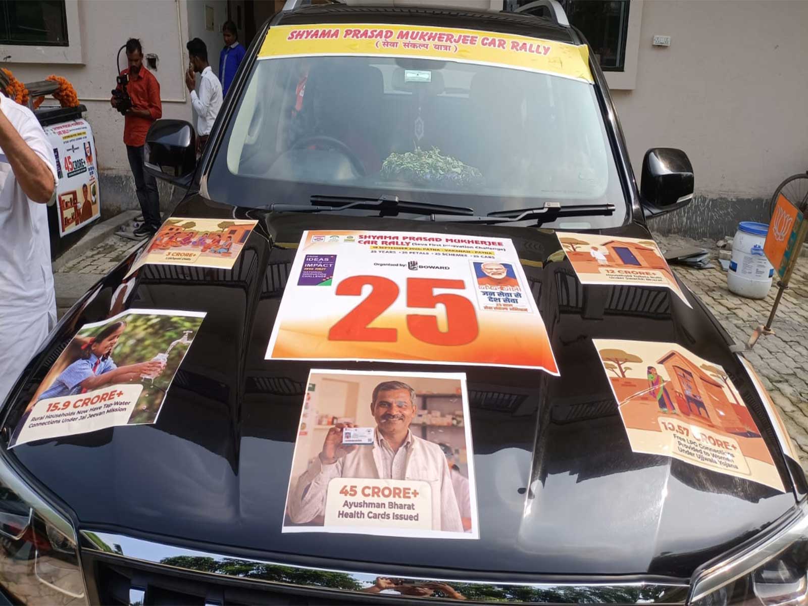 Cars decorated with posters and slogans of the schemes (Photo/BJP Media Cell Varanasi)