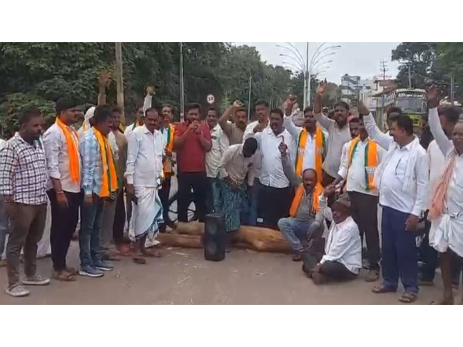 Karnataka BJP workers protest in Jagalur (Photo/ANI)