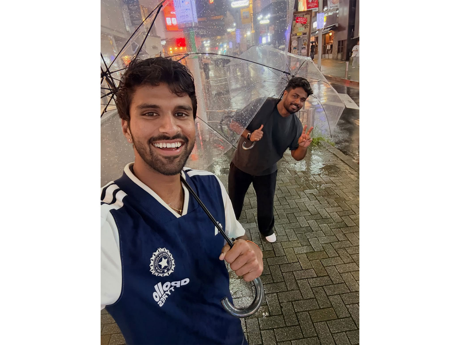 Indian cricketers Washington Sundar and Sanju Samson posing for a selfie under umbrellas (Photo: X/@Sundarwashi5)