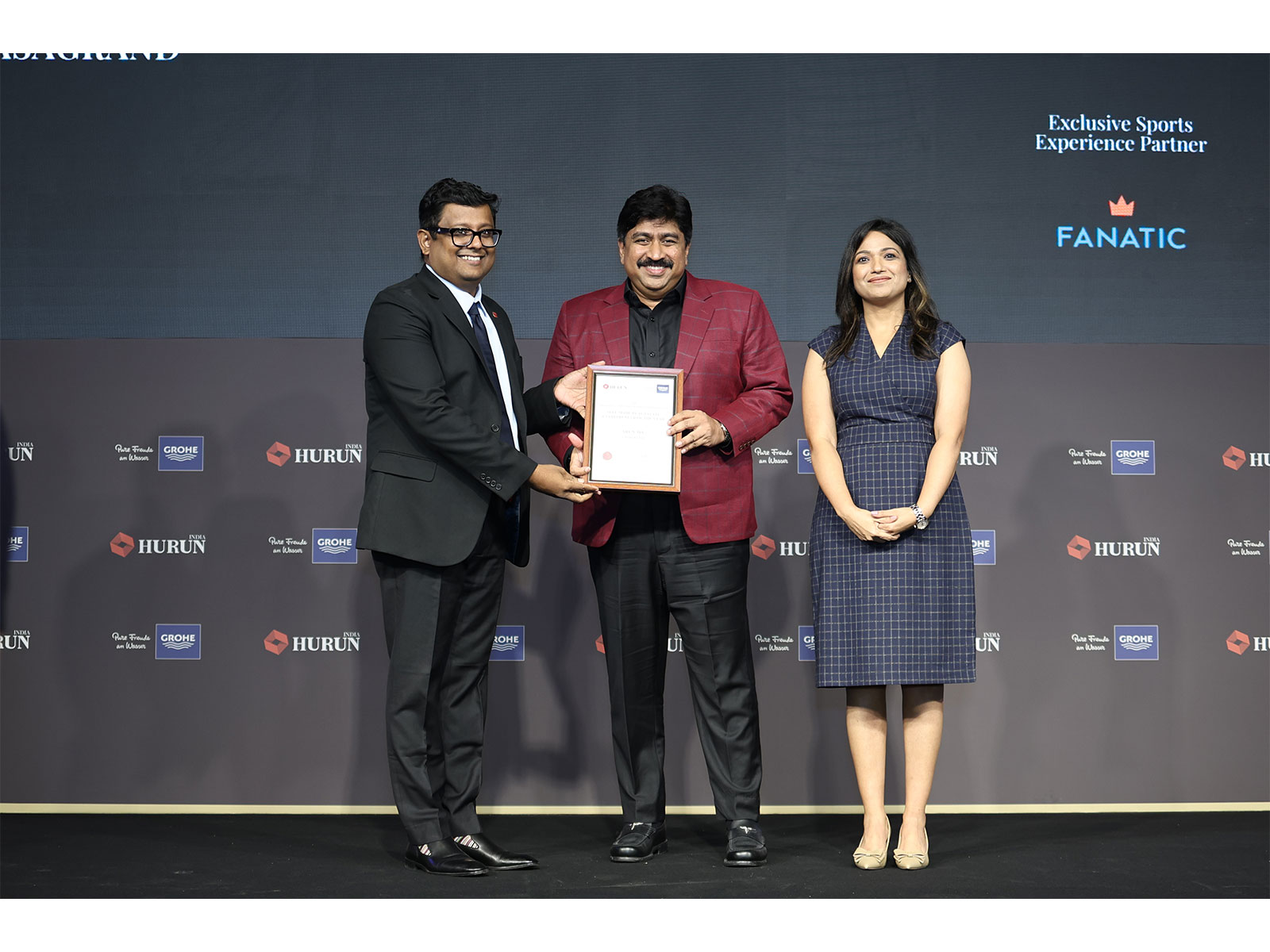 Mr. Arun Mn, Founder and Managing Director of Casagrand receiving the Self-Made Real Estate Entrepreneur of the Year Award