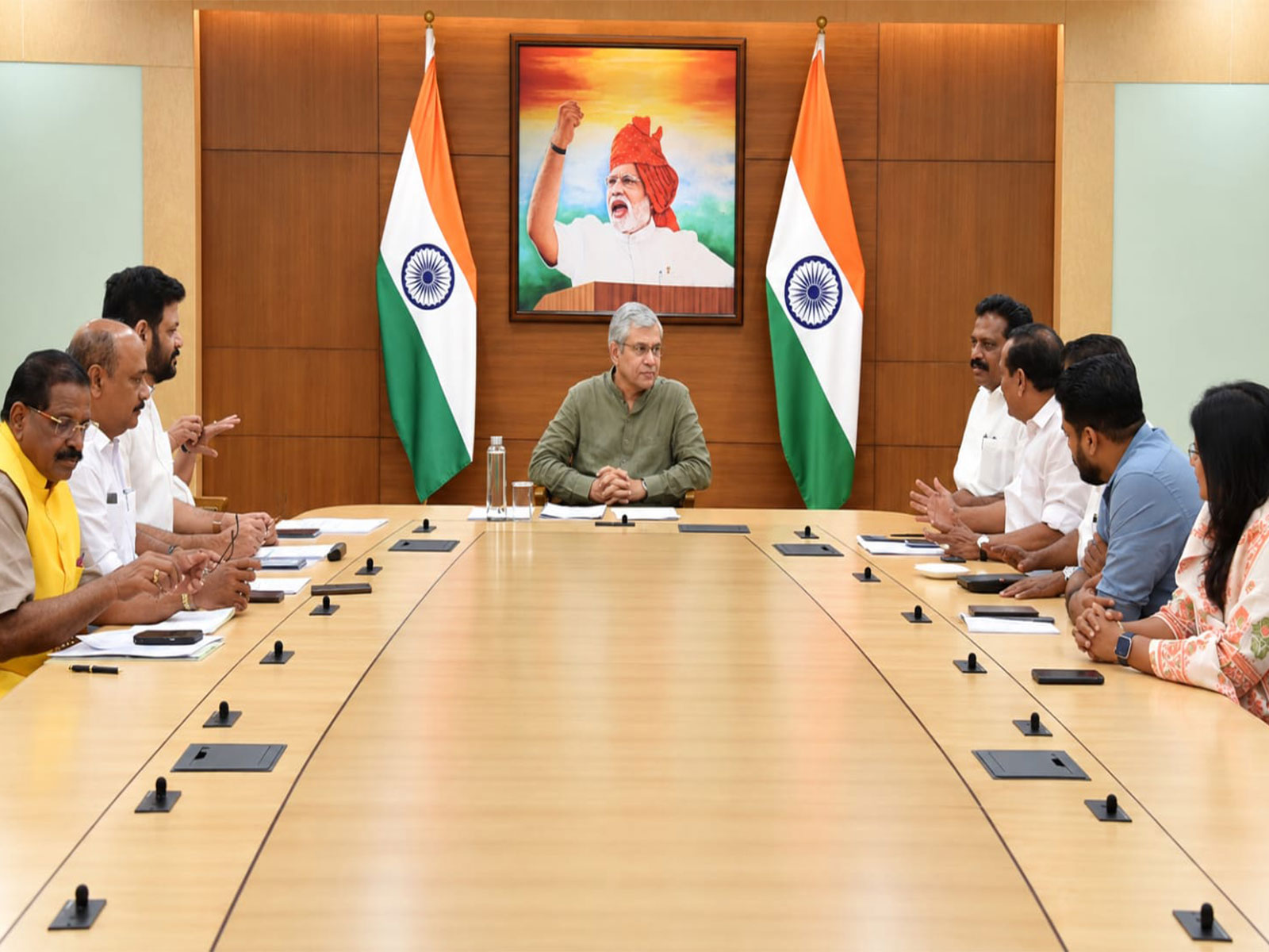 Ashwini Vaishnaw addressing Members of Parliament during the meeting (Photo/@AshwiniVaishnaw-X)