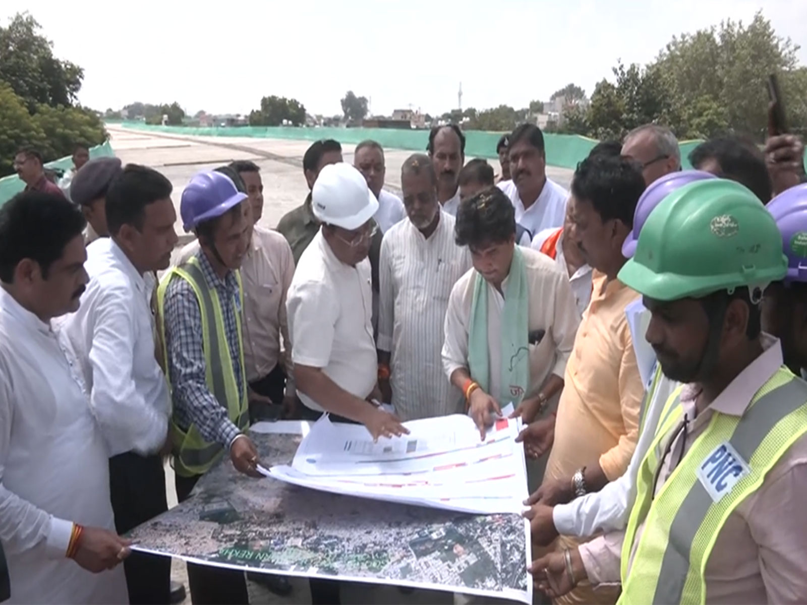 Union Minister Jyotiraditya Scindia inspecting Gwalior elevated road project (Photo/ANI)