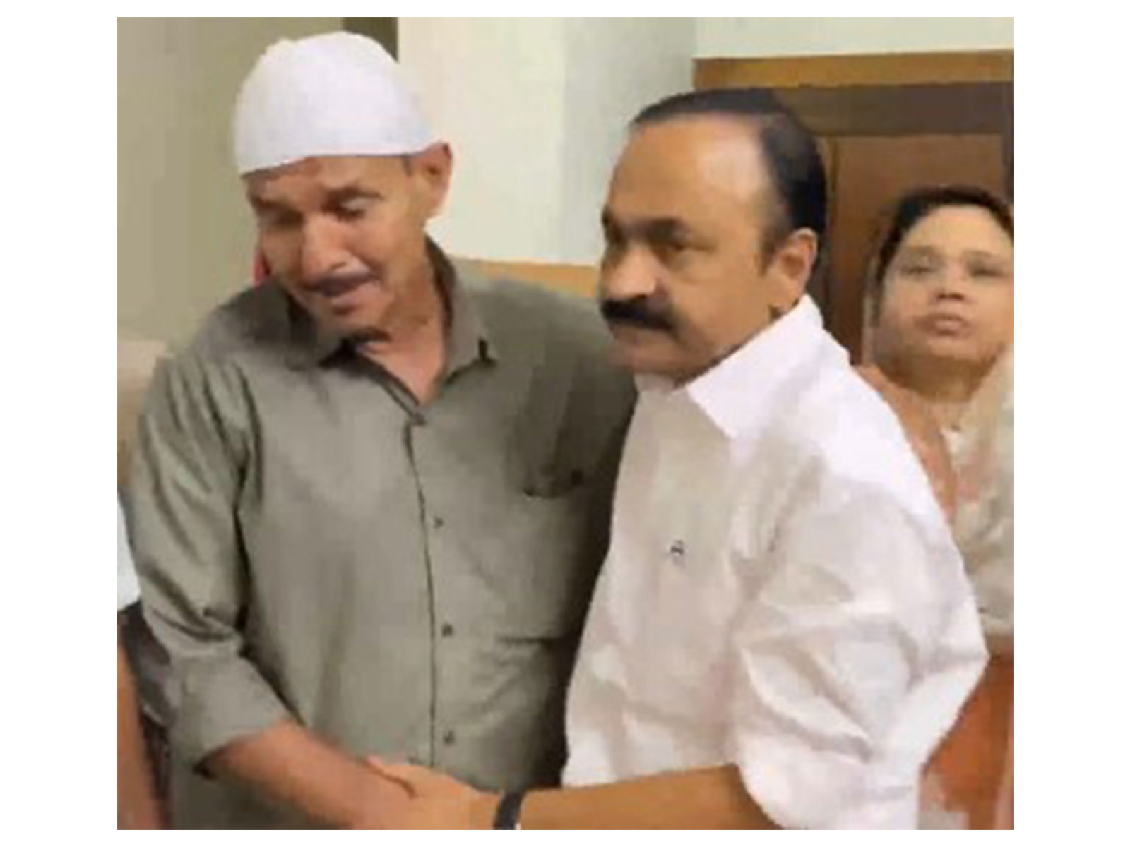 Keralam Chief Minister VD Satheesan with grieving family (Photo/ANI)