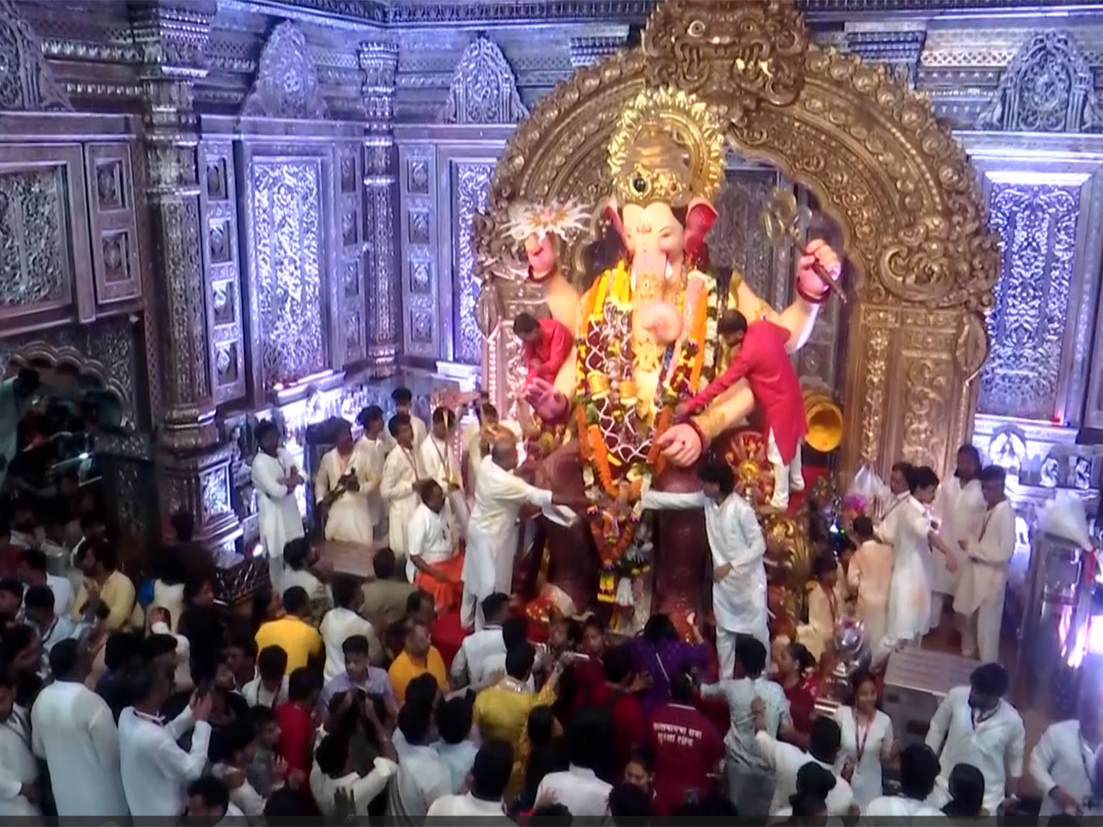 Huge crowd gathers at Lalbaugcha Raja for Darshan (Photo/ANI) 
