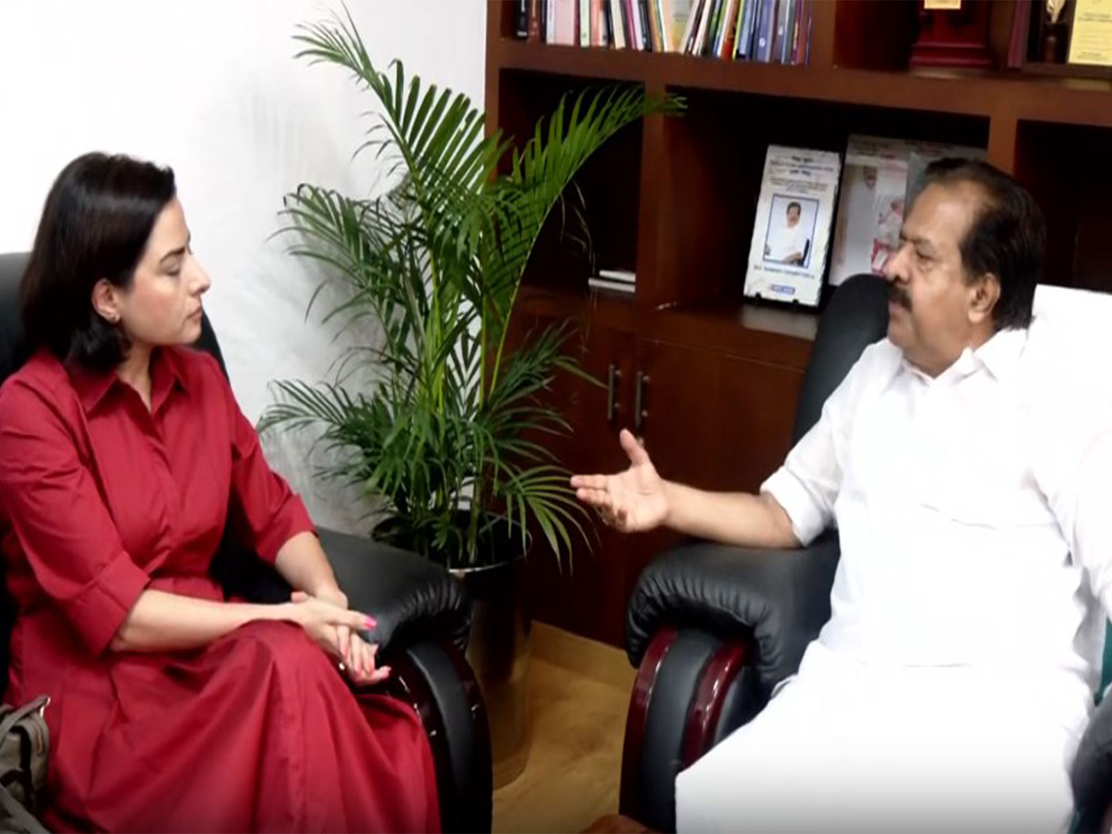 Australian Consul General in Chennai Silai Zaki with Keralam Home Minister Ramesh Chennithala (Photo/ANI)
