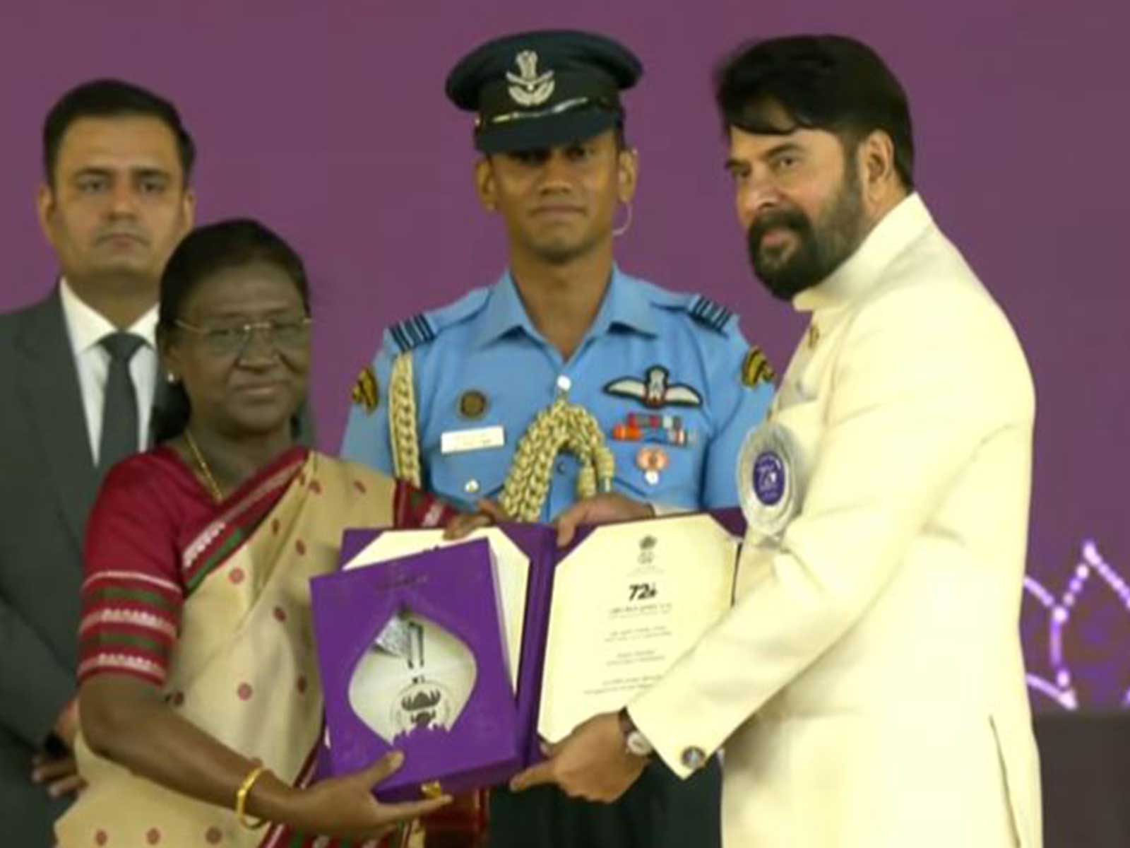 Mammootty recieves National Award (Photo/DD National)