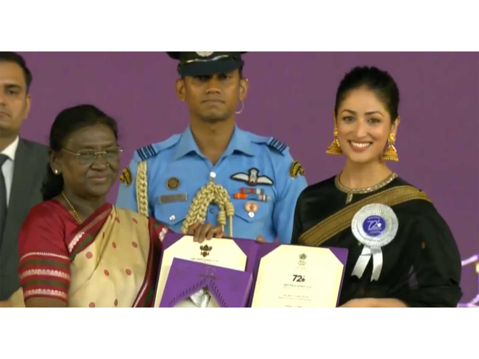 Yami Gautam receives National Film Award (Photo/X@rashtrapatibhvn)