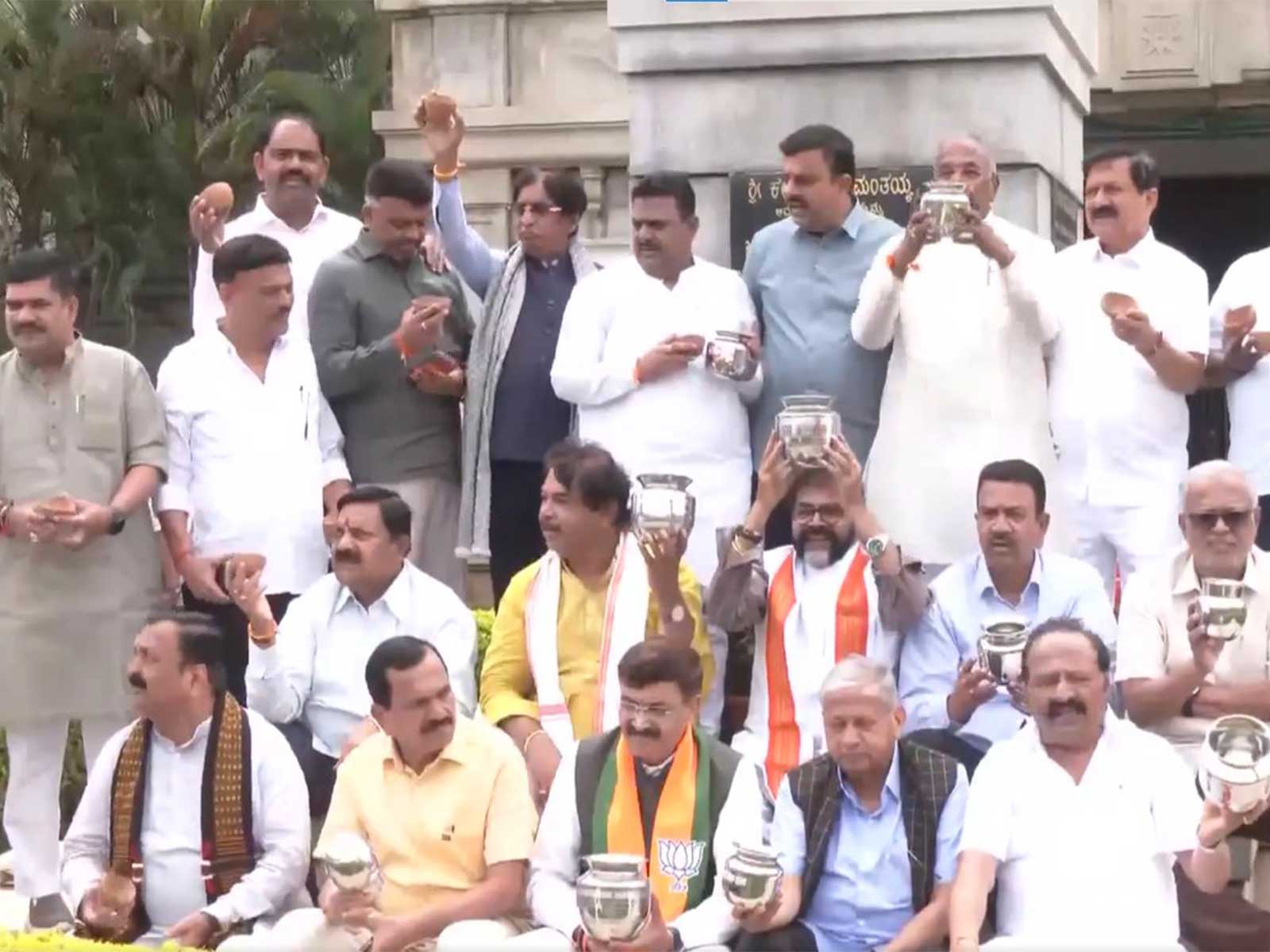 Karnataka BJP leaders protest in Bengaluru (Photo/ANI)