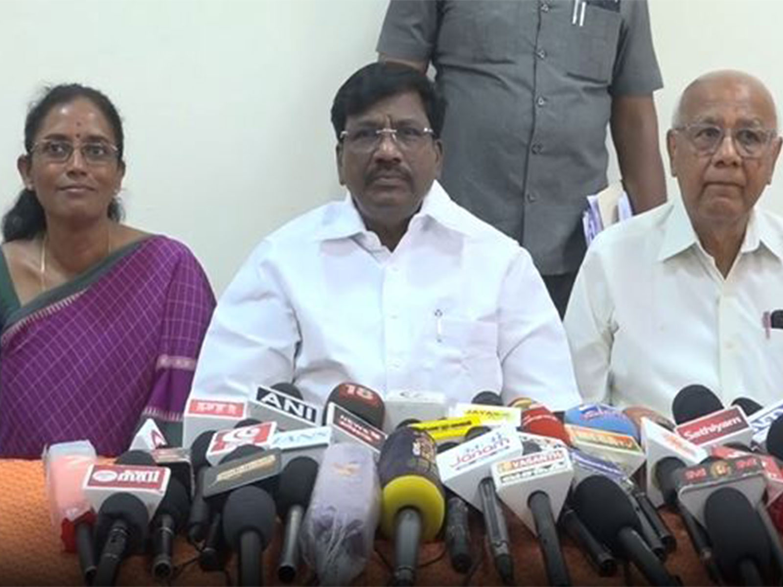 Congress MP Jothimani, Tamil Nadu Higher Education Minister Viswanathan (Photo/ANI)