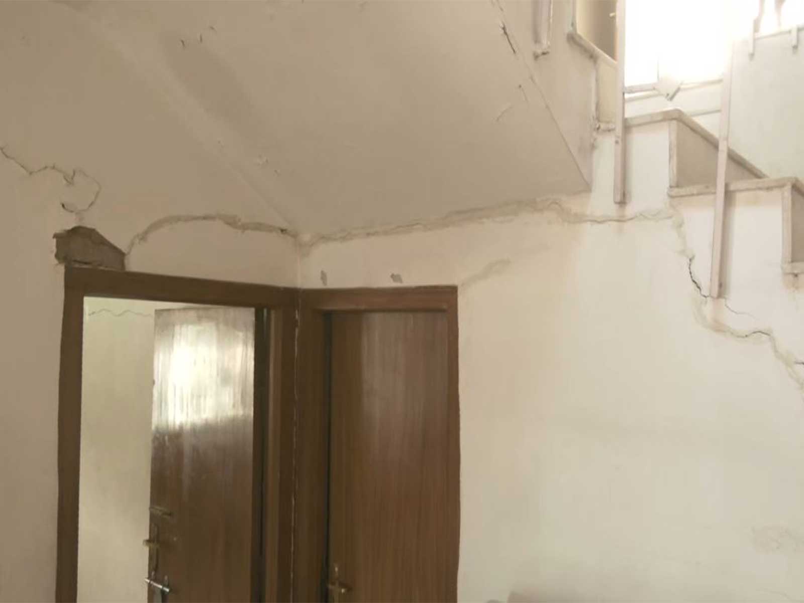 Cracks seen in buildings in Shimla's Shanti Vihar (Photo/ANI)