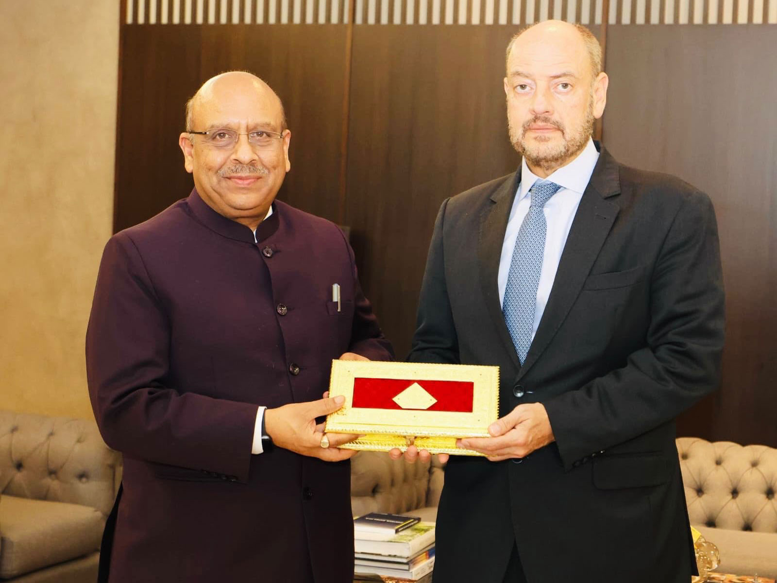 Delhi Assembly Speaker Vijender Gupta presents a memento to H.E. Appellate Judge Ricardo Couto de Castro, Acting Governor of the State of Rio de Janeiro (Photo/Delhi Seretariat)