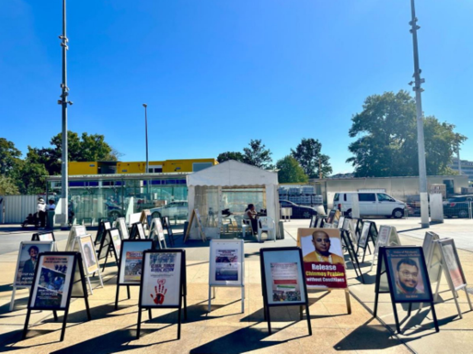 GHRD exhibition at broken chair in front of the UN in Geneva (Photo/GHRD))