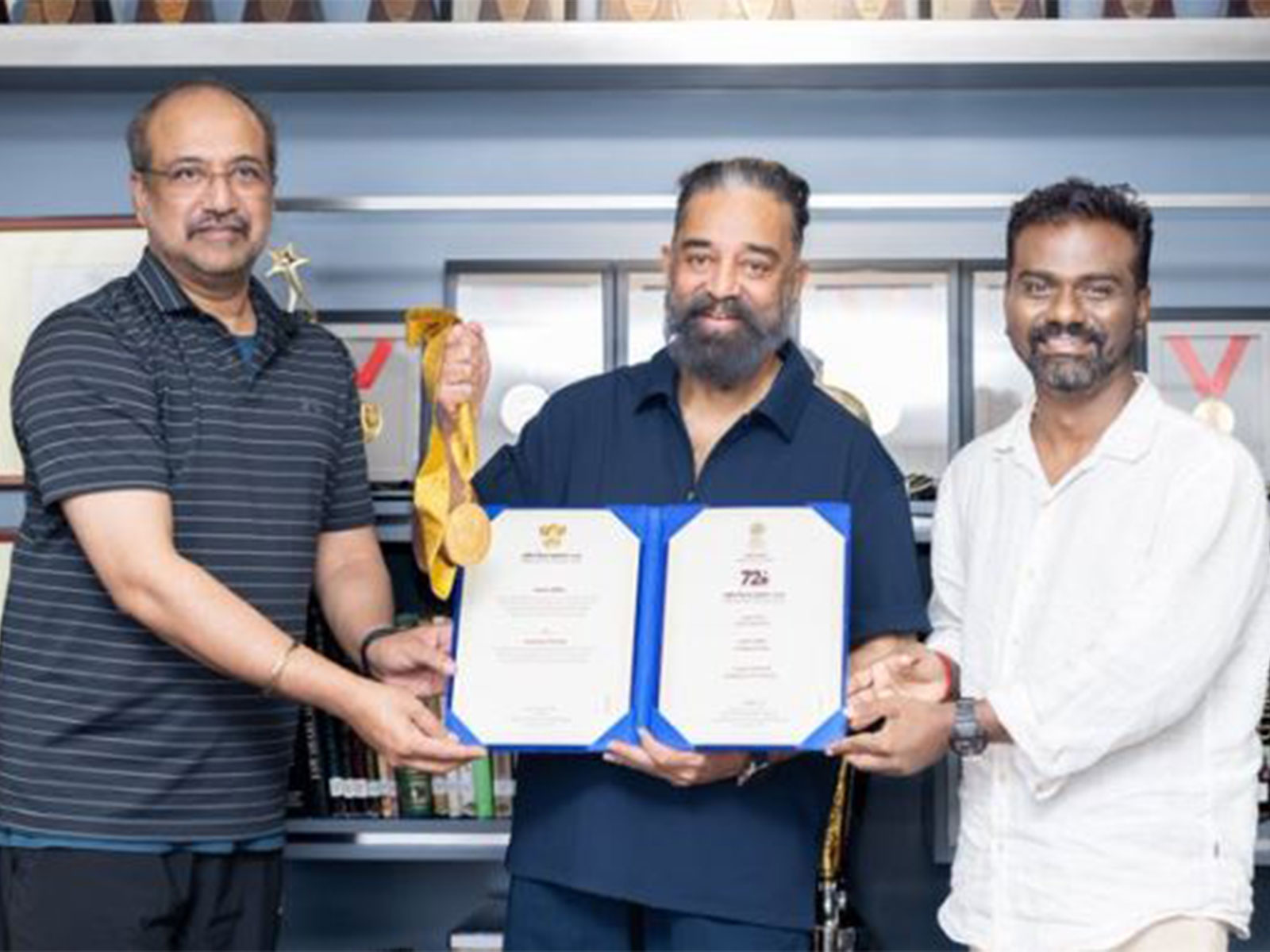 Kaamal Haasan with Rajkumar Periasamy's National Film Award (Photo/X@ikamalhaasan)
