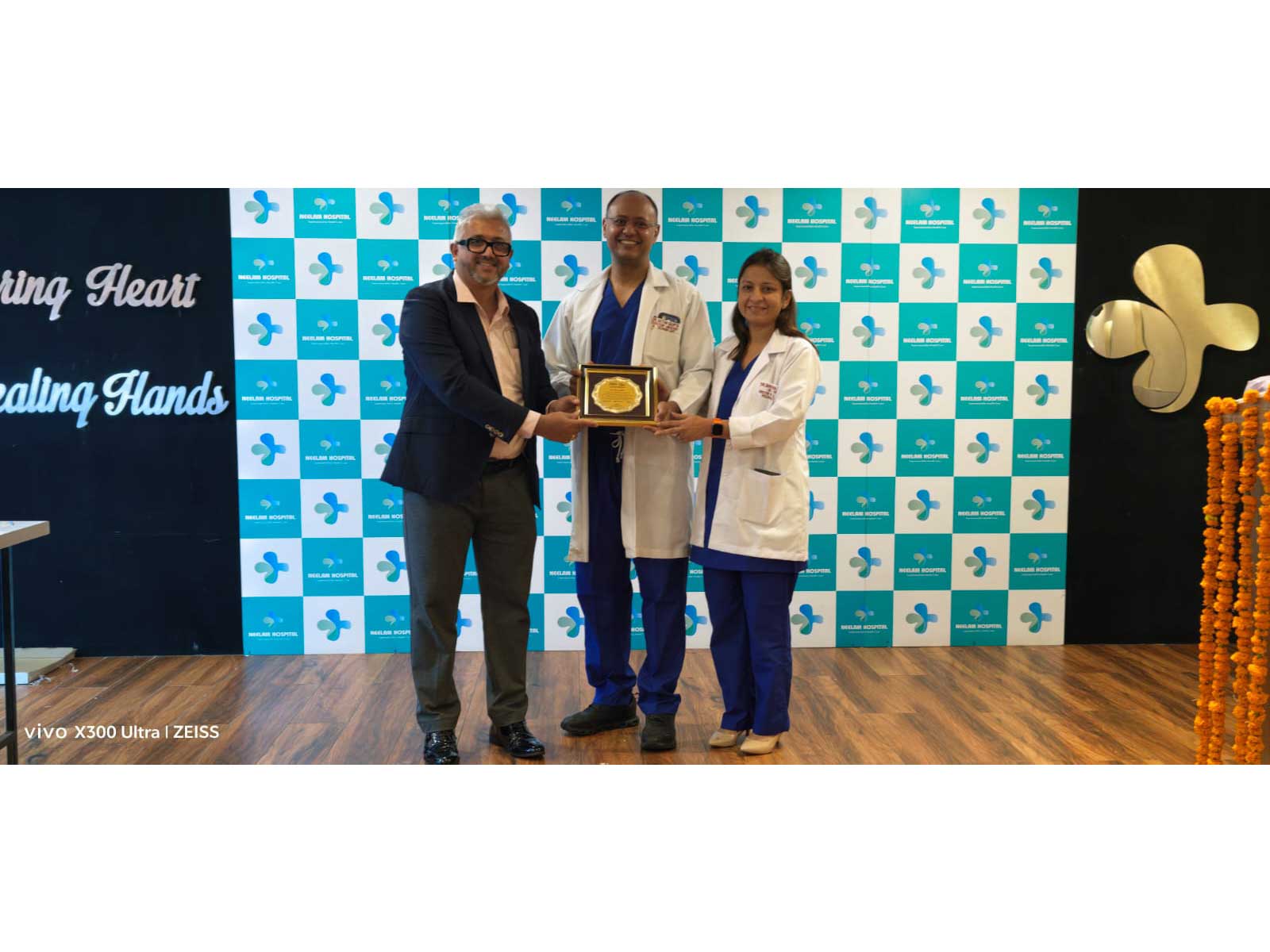 Srinivas Iyer of Medbot presenting a memento to Dr Nitin Gupta & Dr Shikha Gupta