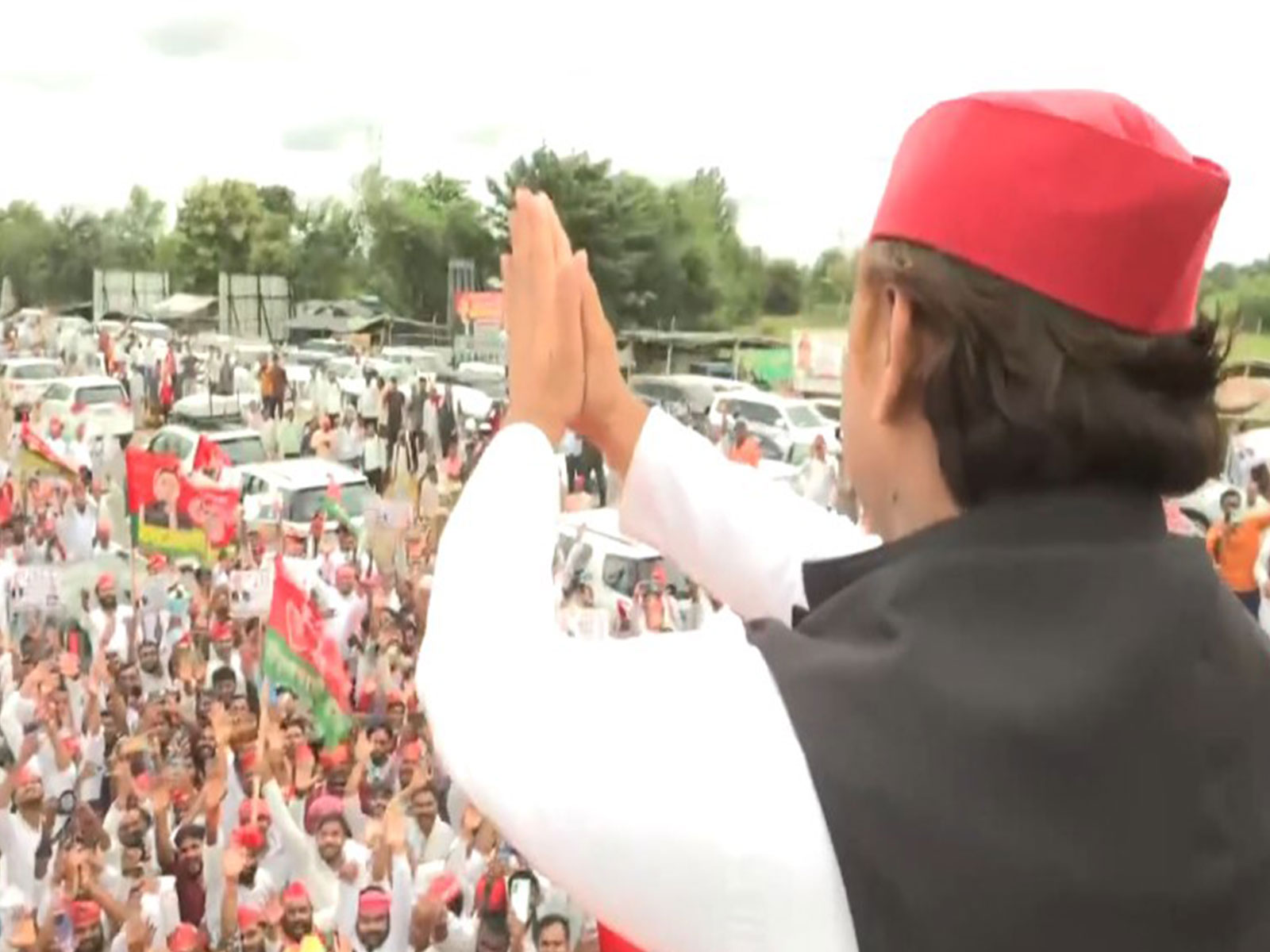 SP chief Akhilesh Yadav greets crowd (Photo/ANI)
