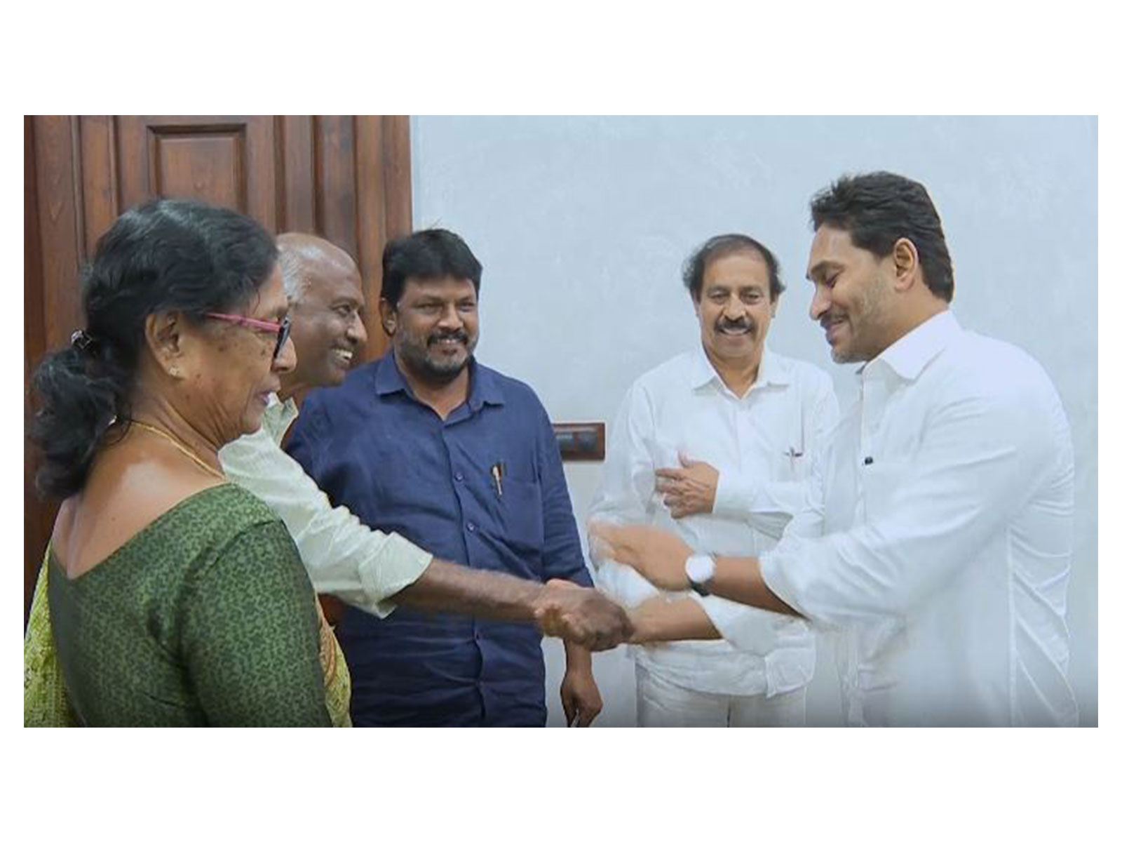  Senior CPI leaders met former Chief Minister and YSRCP President YS Jagan Mohan Reddy  (Photo/ANI)