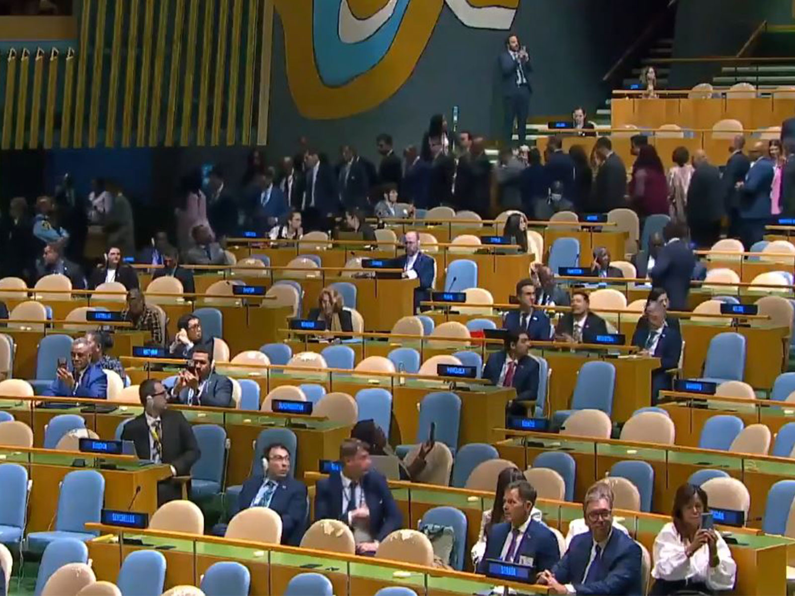 Delegates from various countries leave the UN General Assembly hall (Photo/TheUnitedNations/Youtube)