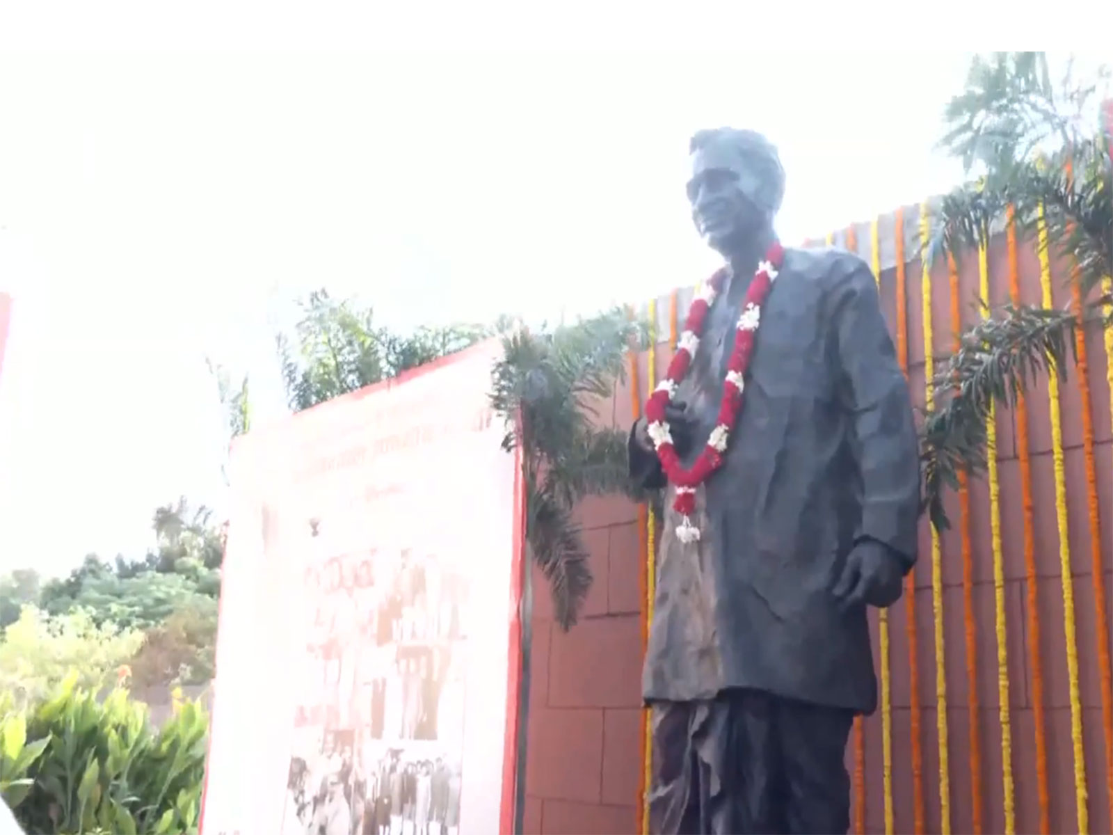 BJP leaders paID floral tributes to Bharatiya Jana Sangh leader Pandit Deendayal Upadhyay (Photo/ANI)