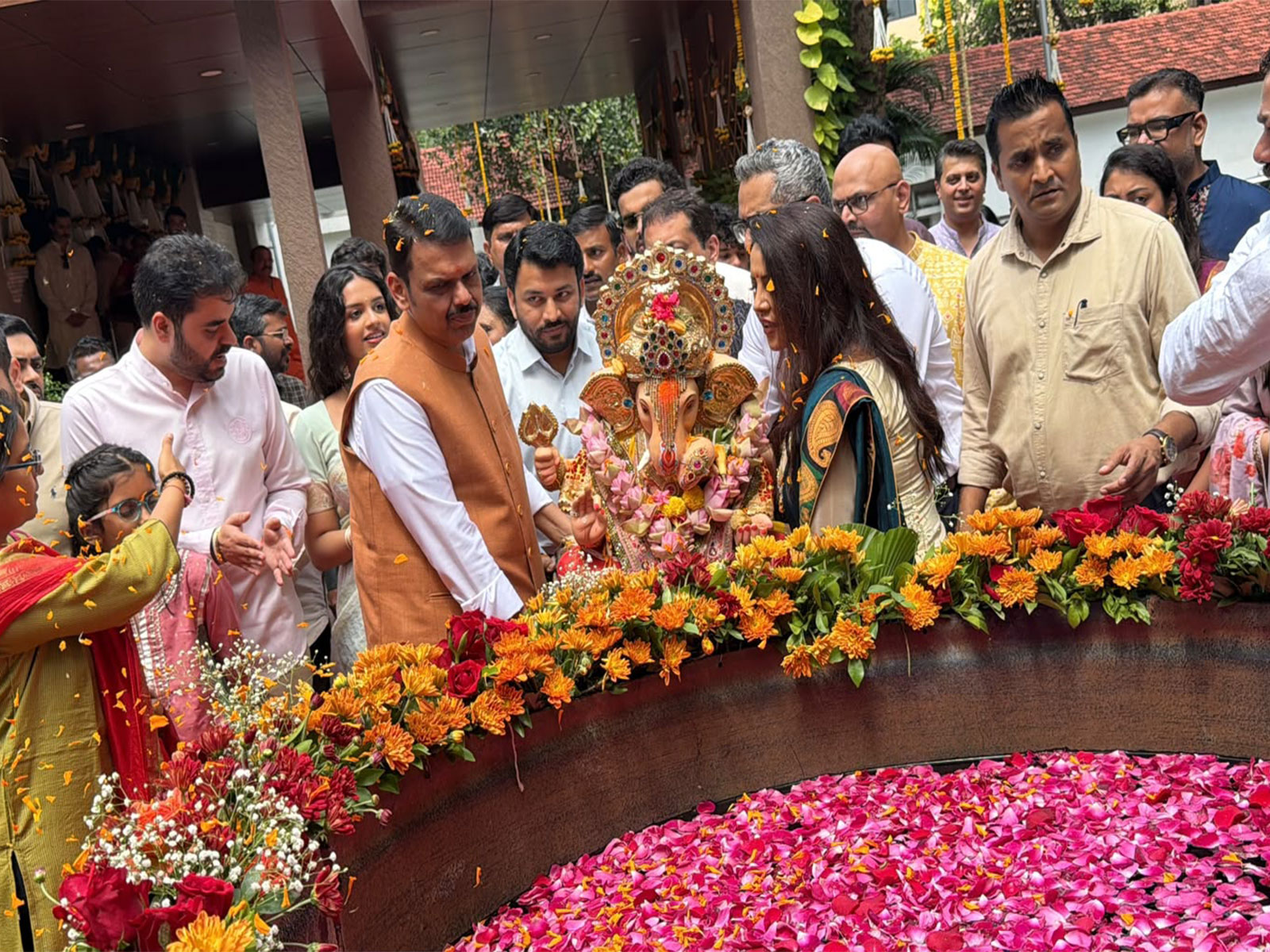 CM Fadnavis with wife Amruta Fadnavis performing Ganesh immersion (Photo/ANI)