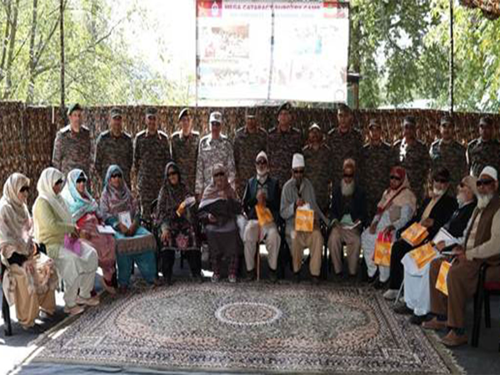 Armed Forces Medical Services with the patients (Photo/Release)