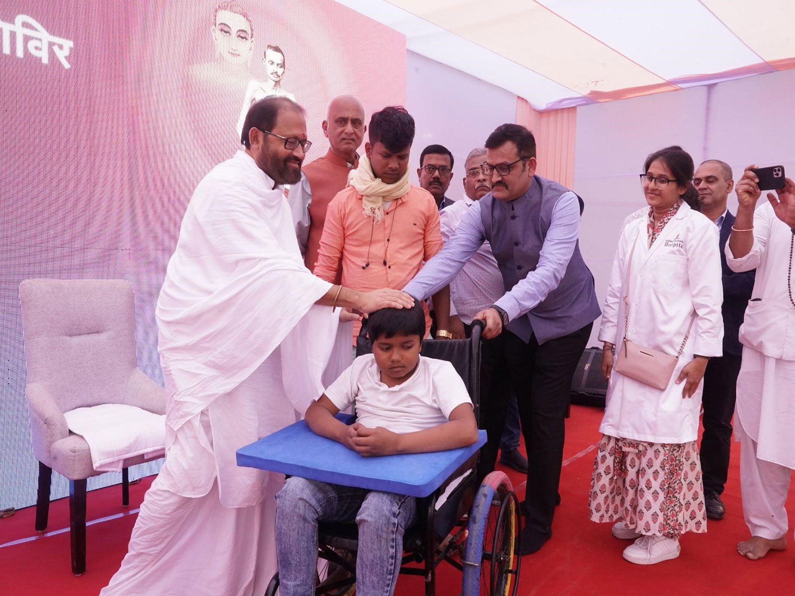 SRMD founder Pujyashri Rakeshji helping one of the seekers at an Ashram (Image Courtesy: SRDM)