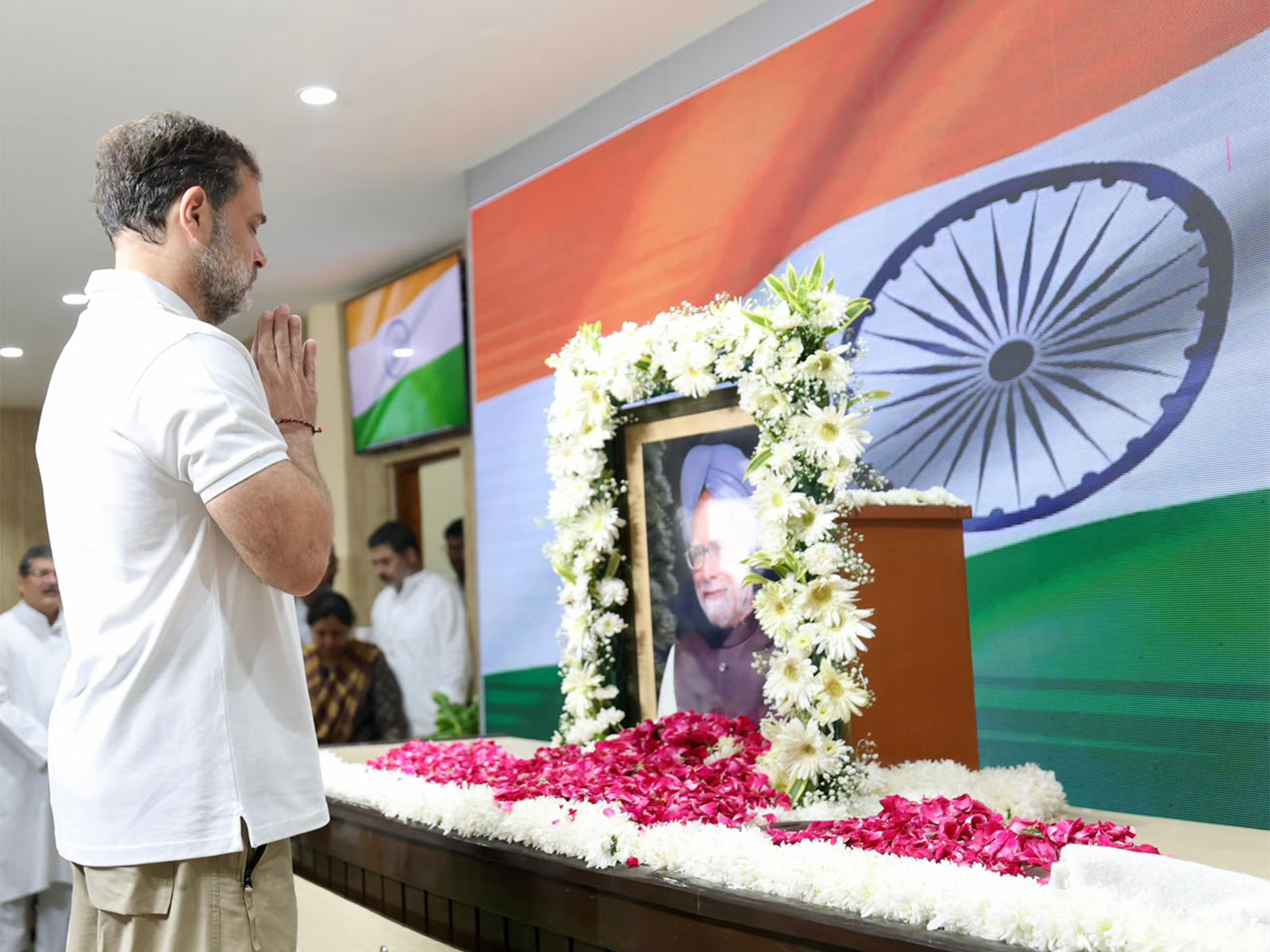 Congress leader Rahul Gandhi pays tribute to former Prime Minister Dr Manmohan Singh (Photo/@RahulGandhi)