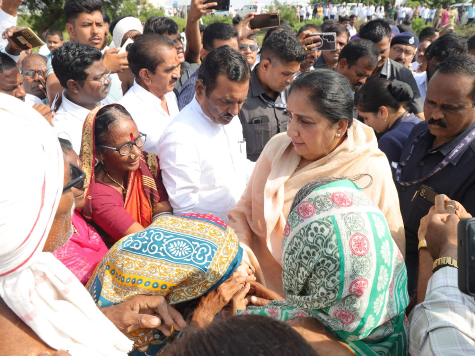 Maharashtra Deputy CM Sunetra Ajit Pawar interacts with farmers and women farmers during her visit to inspect crop conditions in Nanded amid drought-like conditions (Photo: x/@MahaDGIPR)