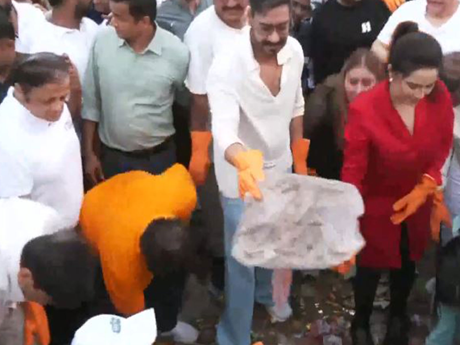 Ajay Devgn, Amruta Fadnavis at 'Sea Shore Shine' clean-up drive (Photo/ANI)