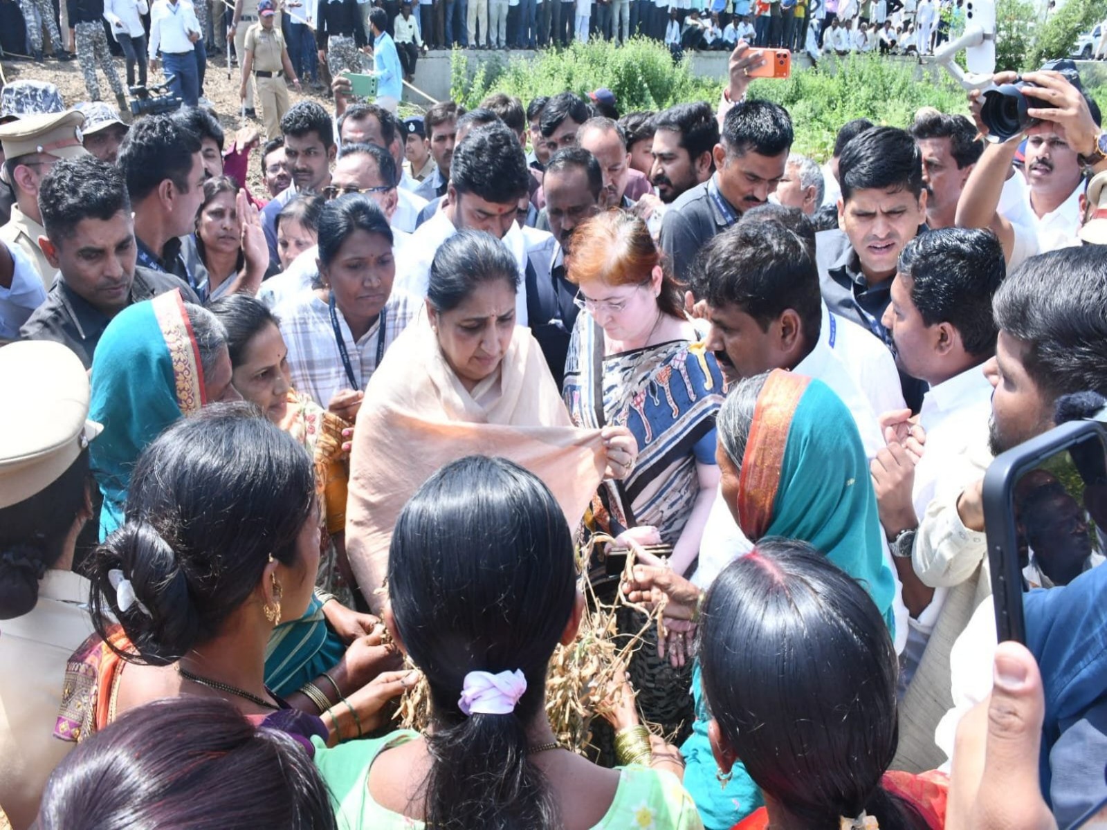 Maharashtra Dy CM Sunetra Pawar meets drought affected farmers (Photo/@SunetraA_Pawar)