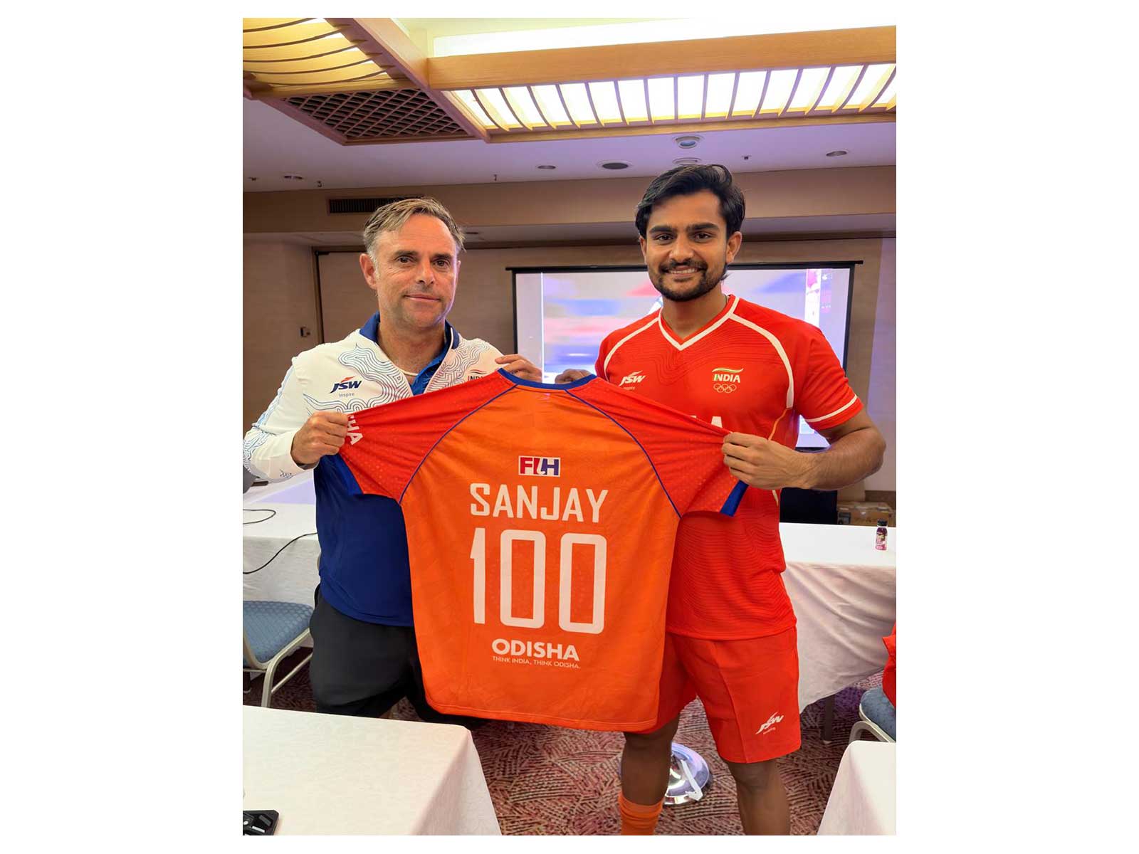 India hockey player Sanjay with coach Craig Fulton (Image: HI)