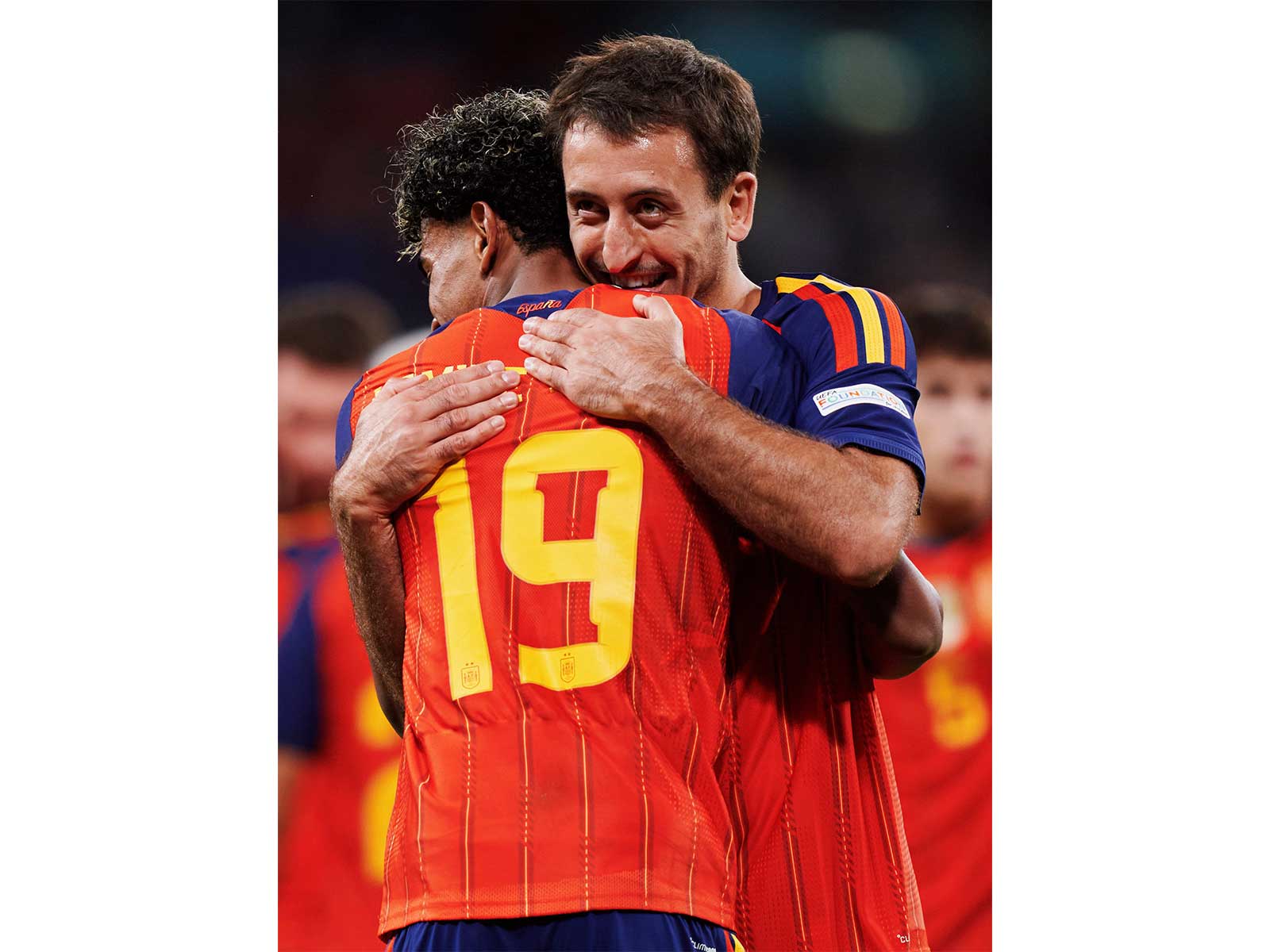 Lamine Yamal and Mikel Oyarzabal celebrating. (Photo: @SEFutbol X)
