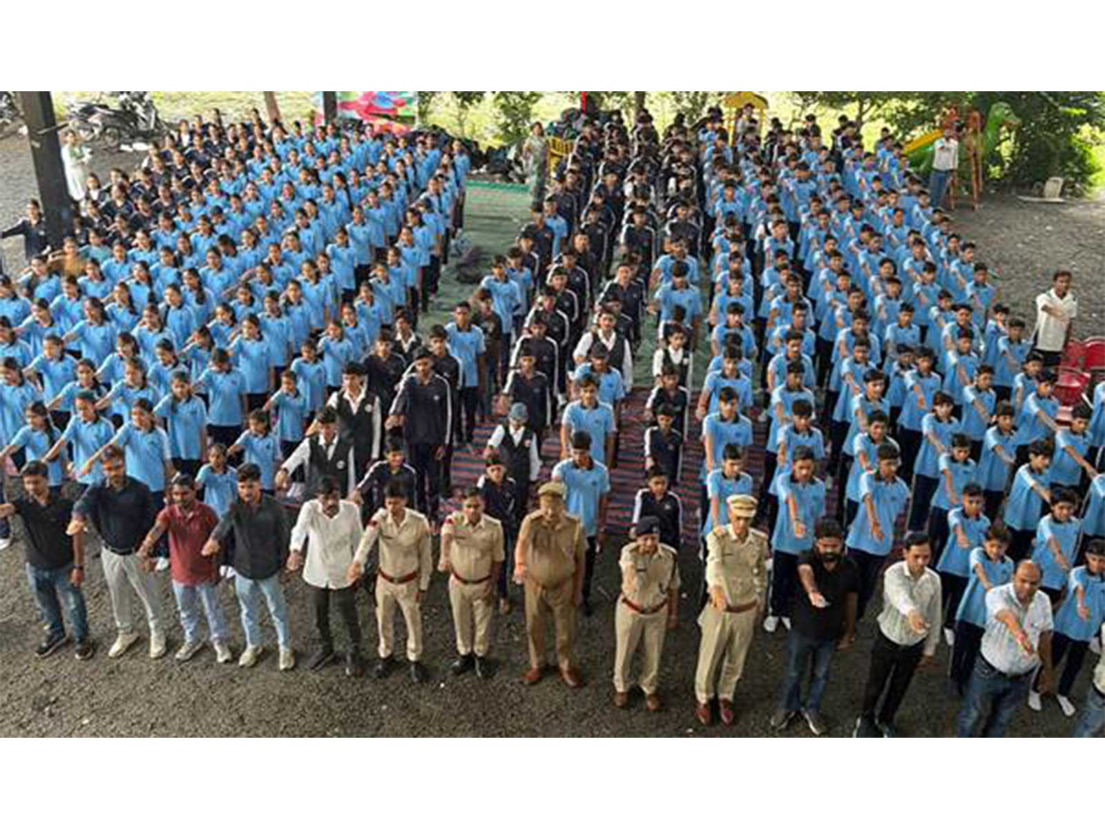 tudents taking and signing of Nasha Mukt Bharat Pledge at Jaora (Photo/PIB)