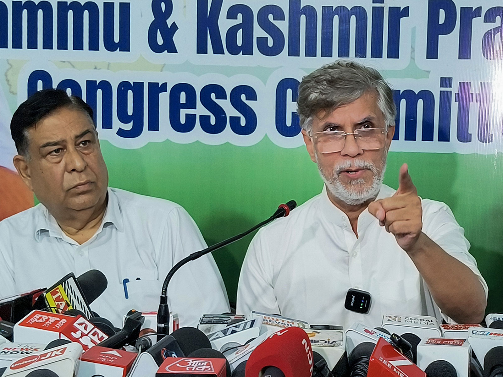 Congress leader Pawan Khera (R) (File Photo/ANI)