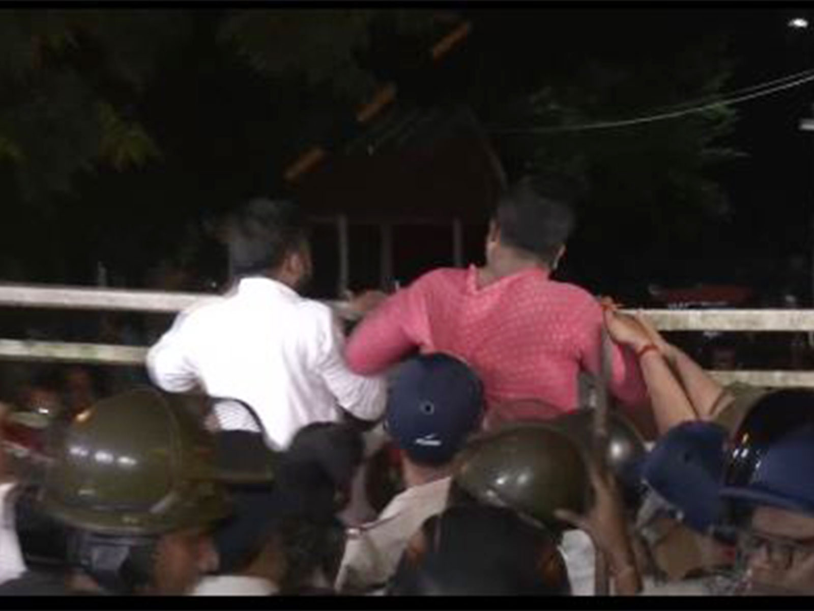 SFI and Akhil Bharatiya Grahak Panchayat members clash during an event at the SRFTI auditorium (Photo/ANI)