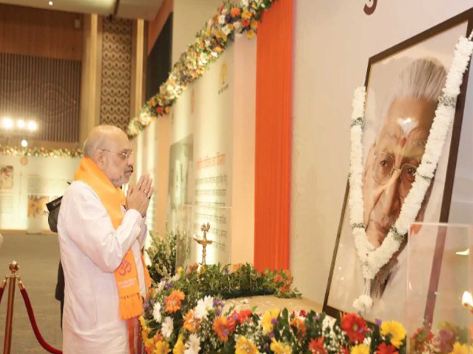 Union Home Minister Amit Shah pays tribute to former VHP leader Ashok Singhal (Photo/VHP)