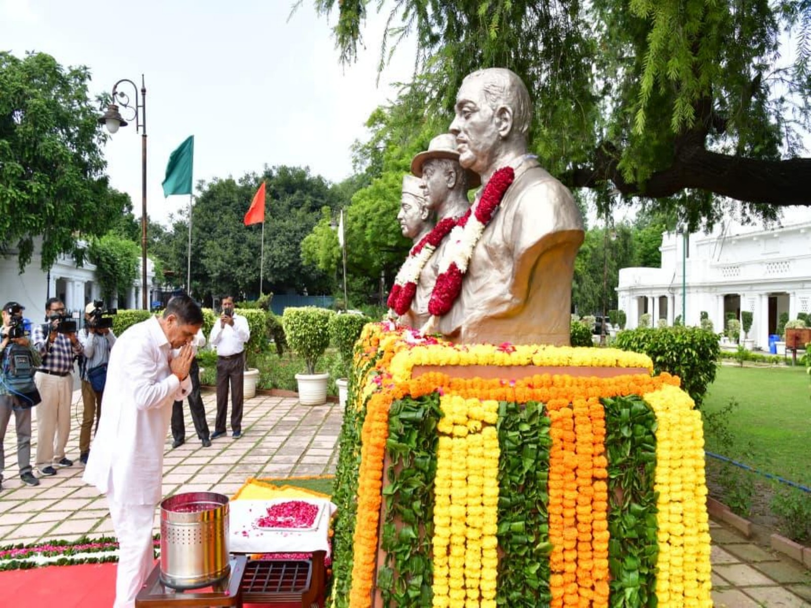 Delhi Assembly Deputy Speaker Mohan Singh Bisht pays tribute to Vithalbhai Patel, Bhagat Singh (Photo/Release)