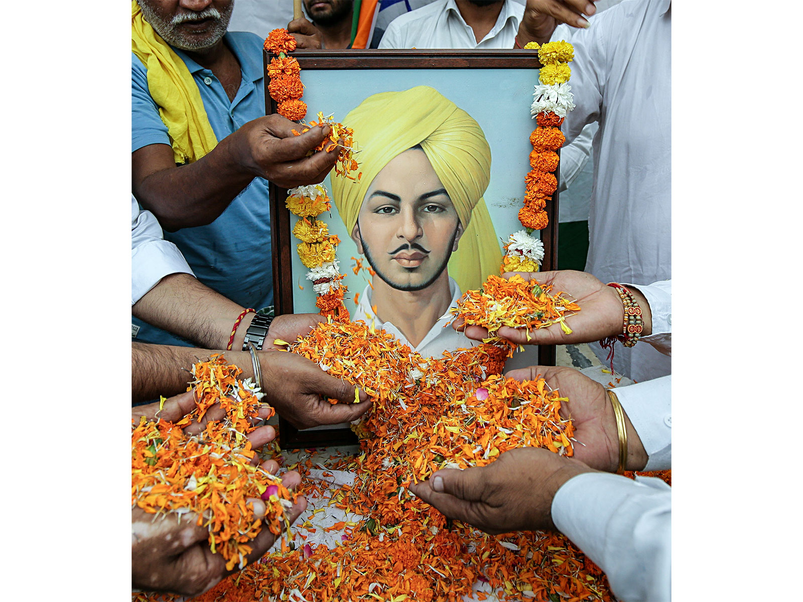 People pay floral tribute to Shaheed Bhagat Singh (File Photo/ANI)