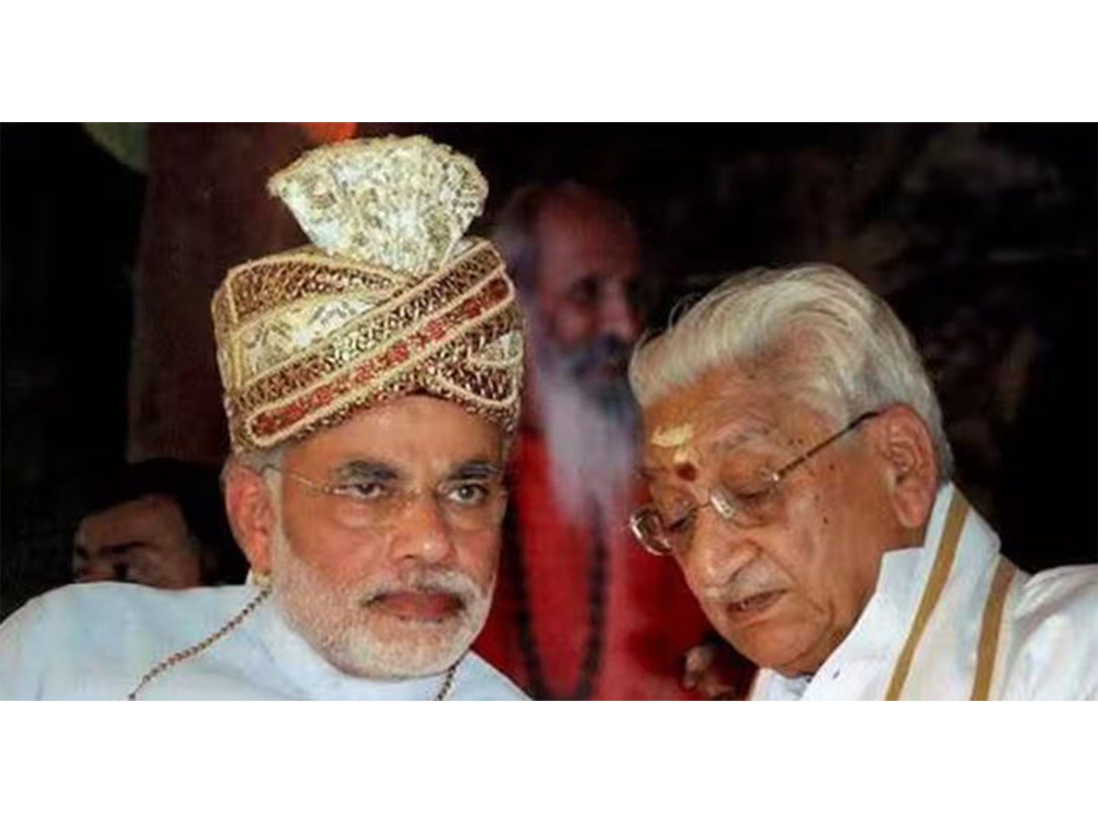 Prime Minister Narendra Modi with late Ashok Singhal (Photo/PMModi)  