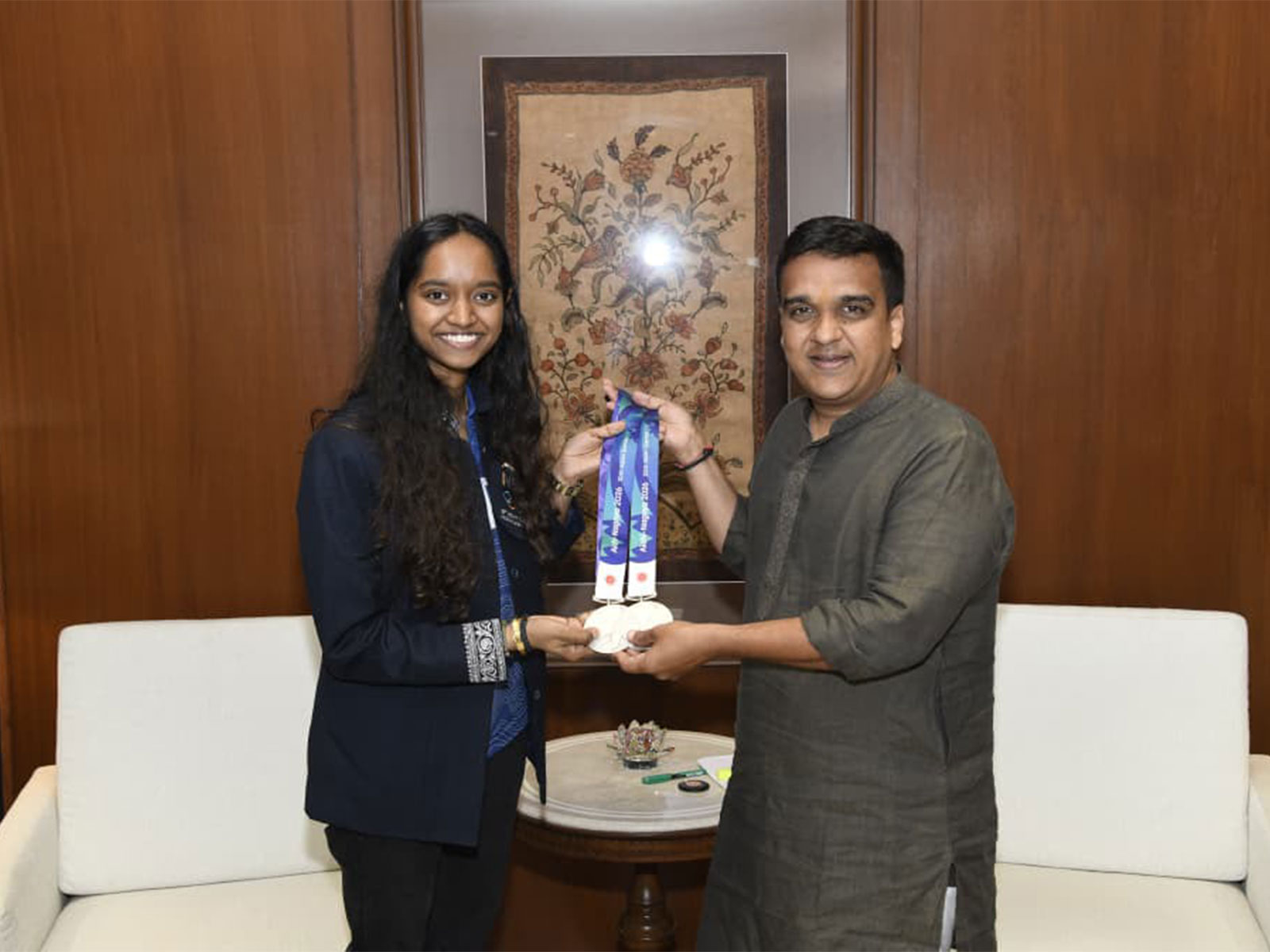 Gujarat DyCM Harsh Sanghavi honours rifle shooter Elavenil Valarivan for Asian Games success (Photo: Gujarat CMO)