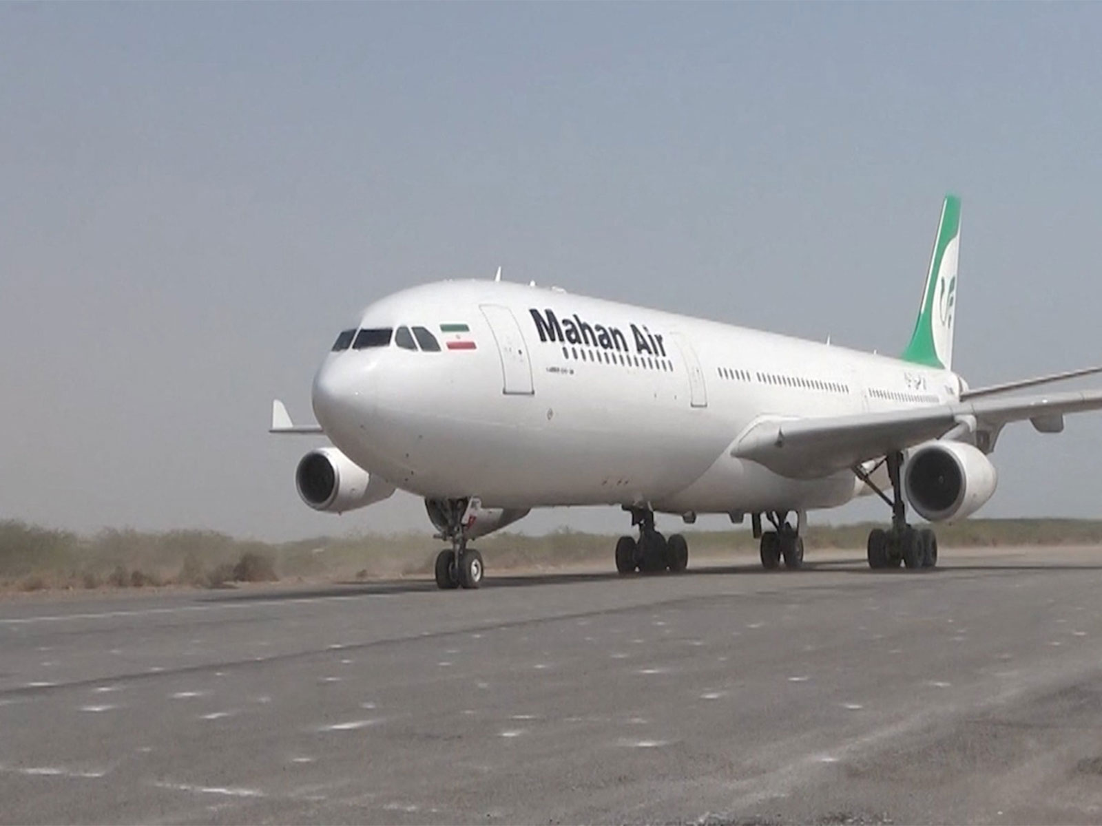 An Iranian airline Mahan Air plane lands at an airport (Photo/Reuters)