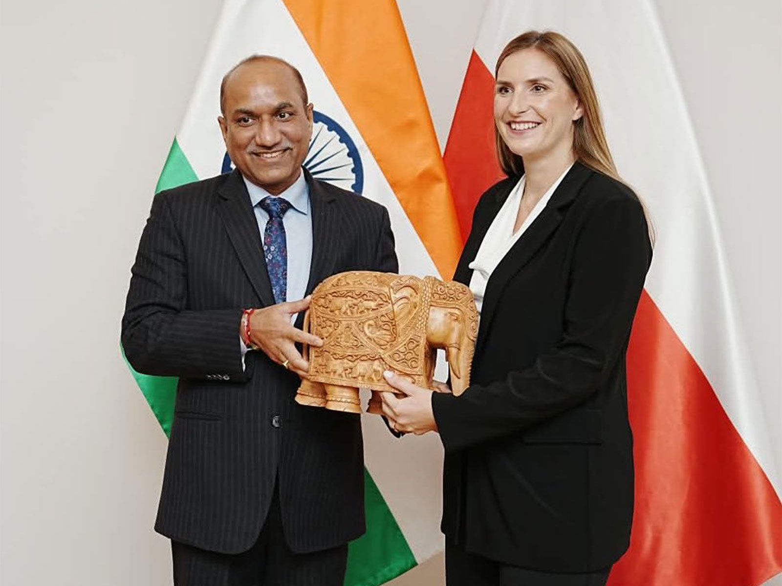 Secretary (Defence Production) Sanjeev Kumar with Poland’s Secretary of State & Deputy Minister Ms Magdalena Sobkowiak-Czarnecka (Photo/X/@SpokespersonMoD)