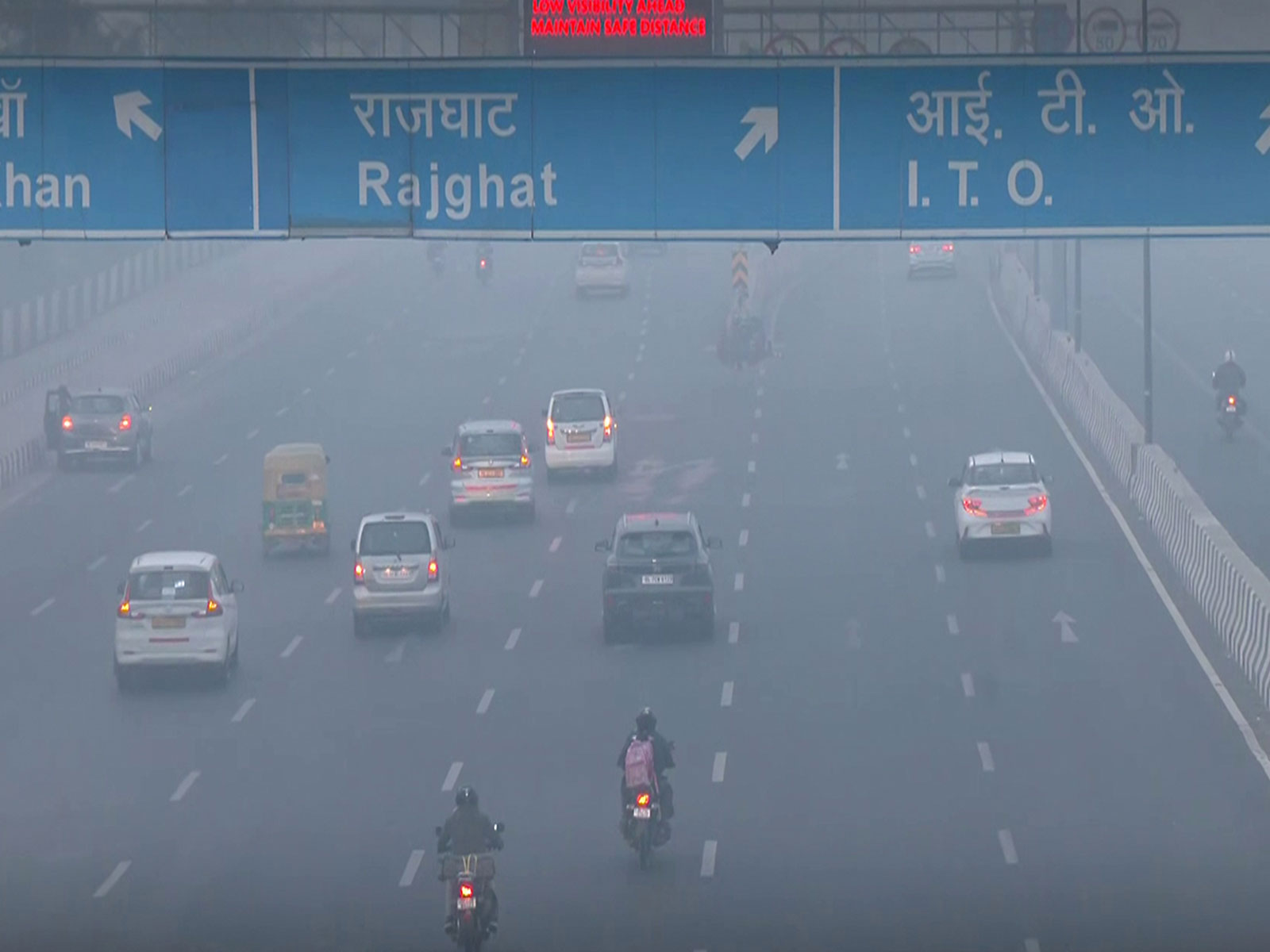 Vehicles move through dense smog in New Delhi (File Photo/ANI)