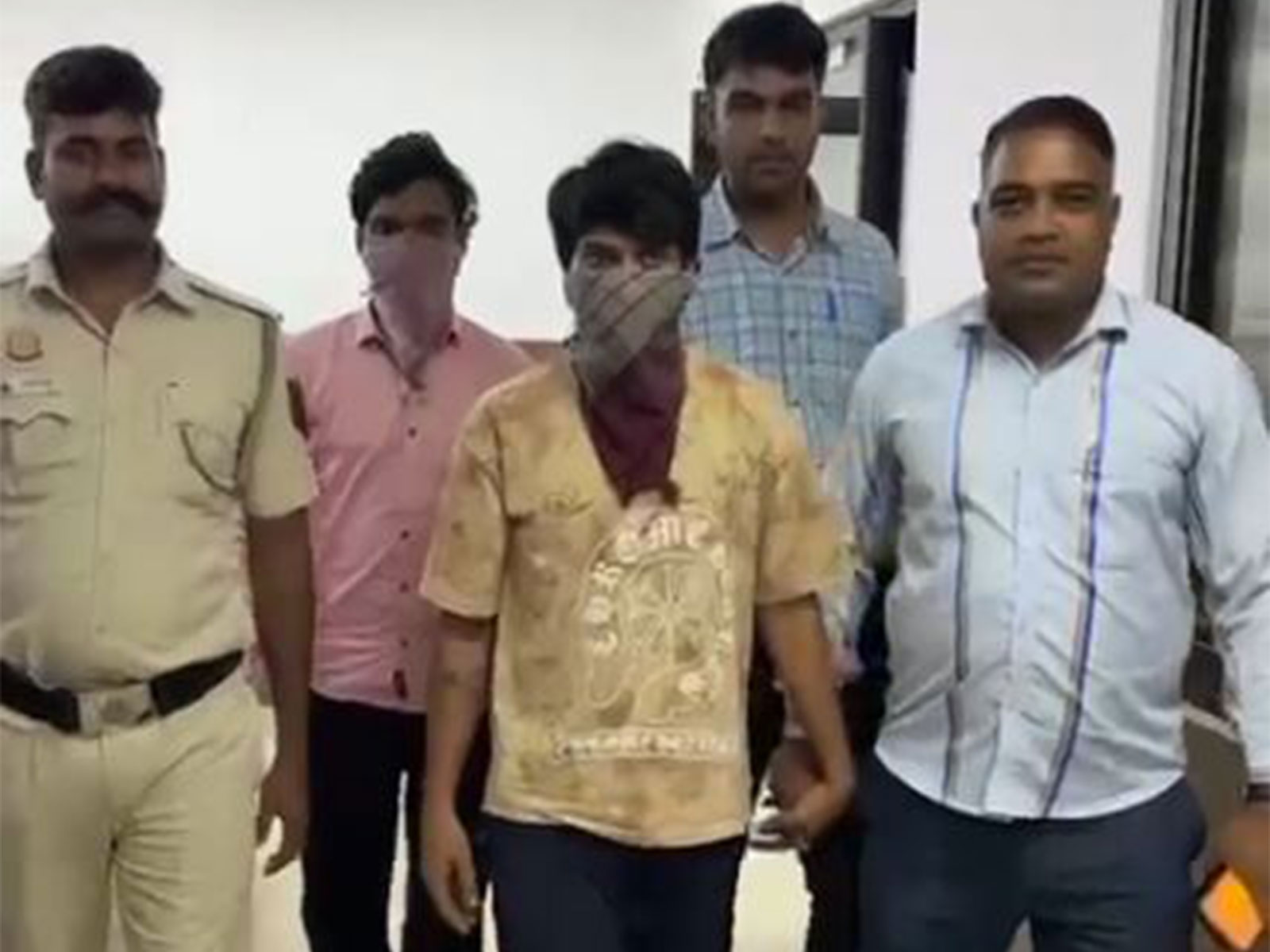 Delhi Police arrest two accused in an alleged fake logistics service fraud linked to 10 cyber-fraud complaints involving Rs 2.56 lakh. (Photo: Delhi Police)
