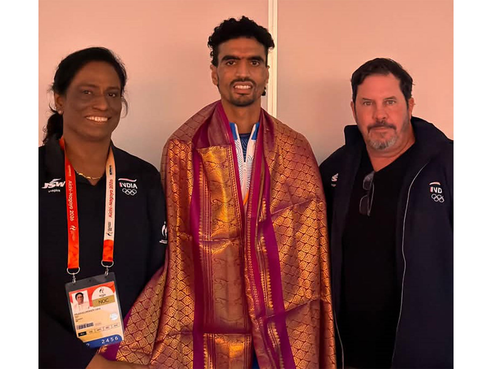 Gulveer Singh (centre) with IOA president PT Usha and Scott Simmons (Photo: SAI Media)