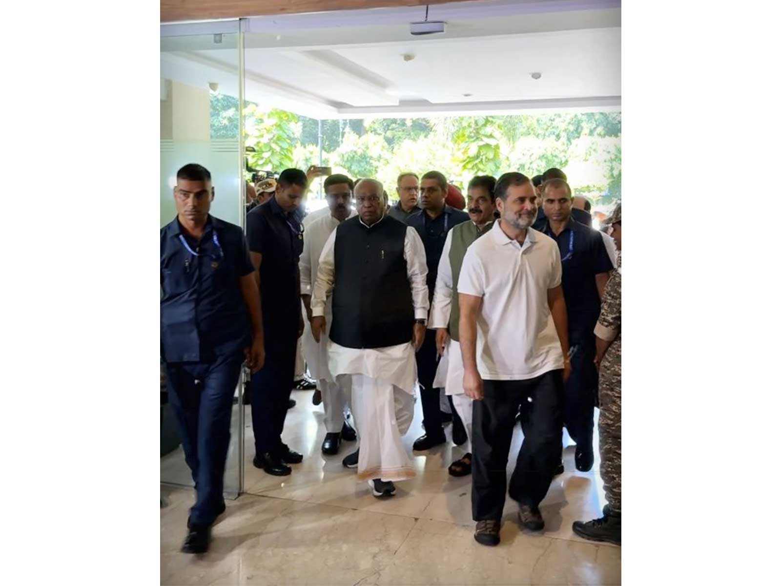 Lok Sabha LoP Rahul Gandhi with Congress President Mallikarjun Kharge at the INDIA bloc meet (Photo/@INCIndia)